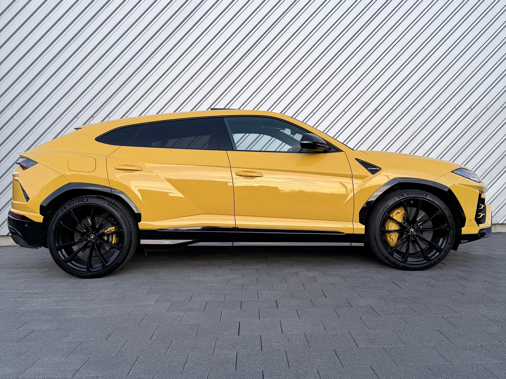 LAMBORGHINI Urus E-Gear-showroom-element-1