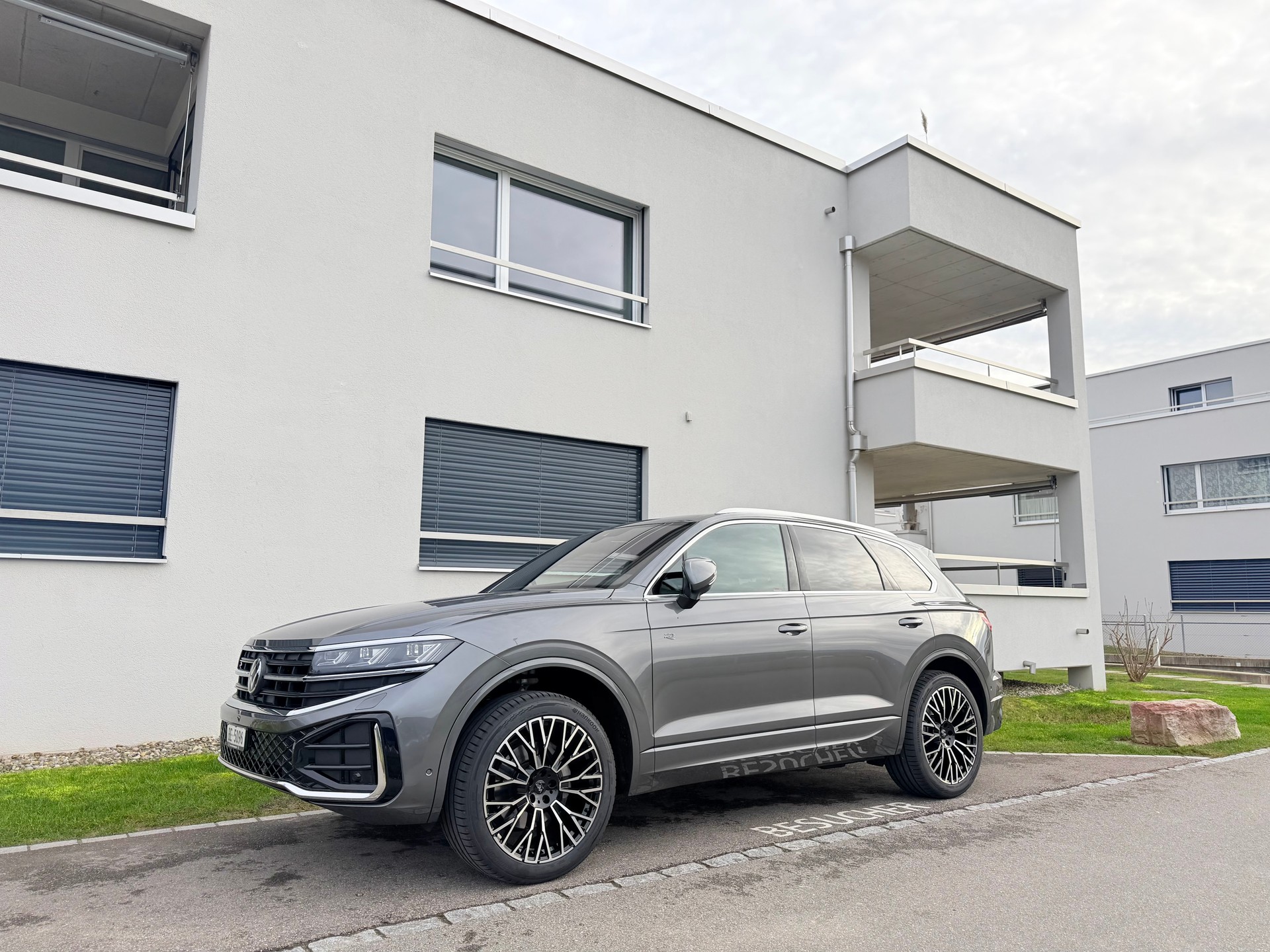 VW TOUAREG "3.0 TDI R-LINE" TIPTRONIC. CH WAGEN. AMAG SCHEIZ AUSLIEFERUNG. TOP AUSSTATTUNG. MIT AHK.-showroom-element-1