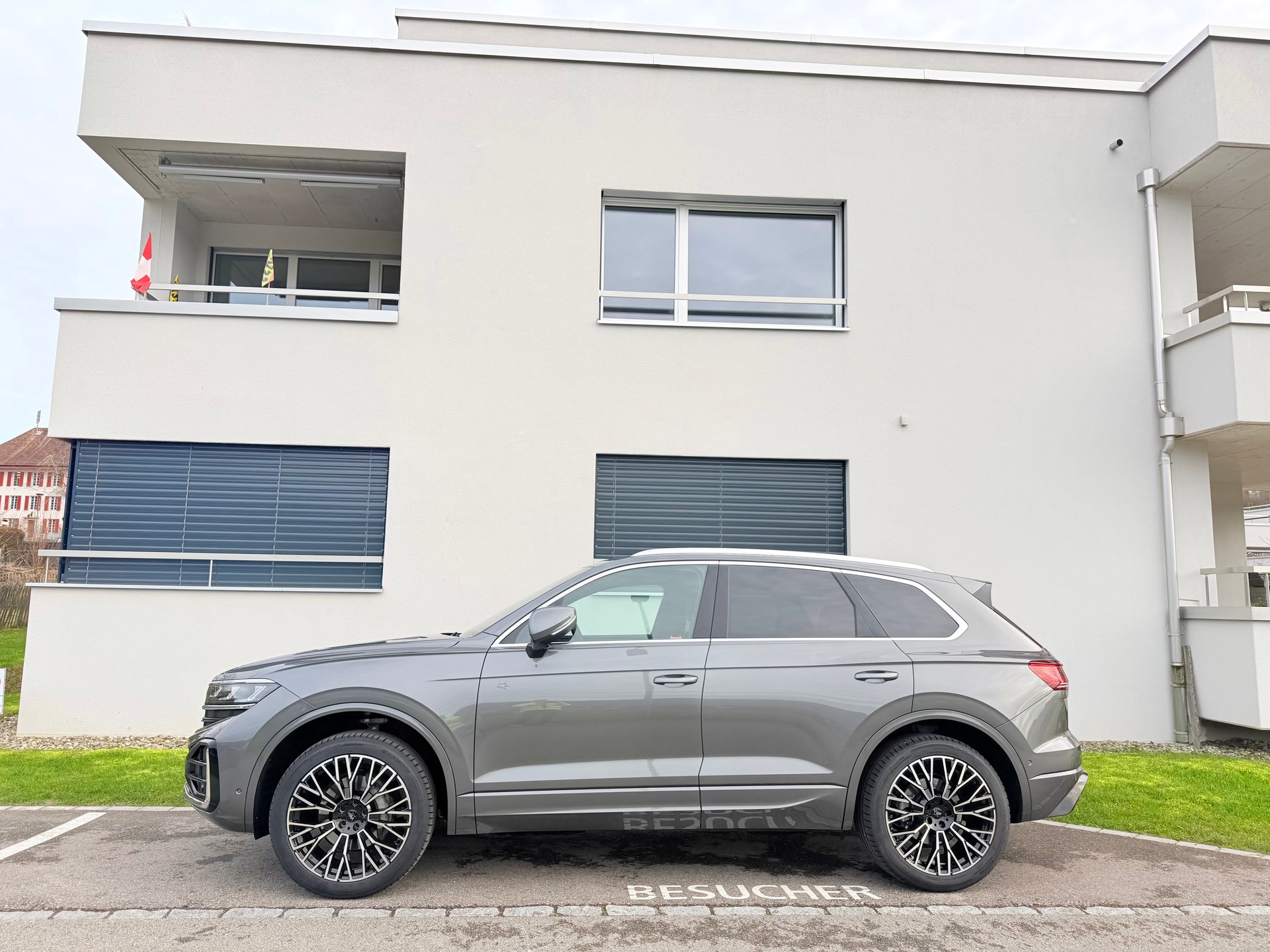 VW TOUAREG "3.0 TDI R-LINE" TIPTRONIC. CH WAGEN. AMAG SCHEIZ AUSLIEFERUNG. TOP AUSSTATTUNG. MIT AHK.-image-10