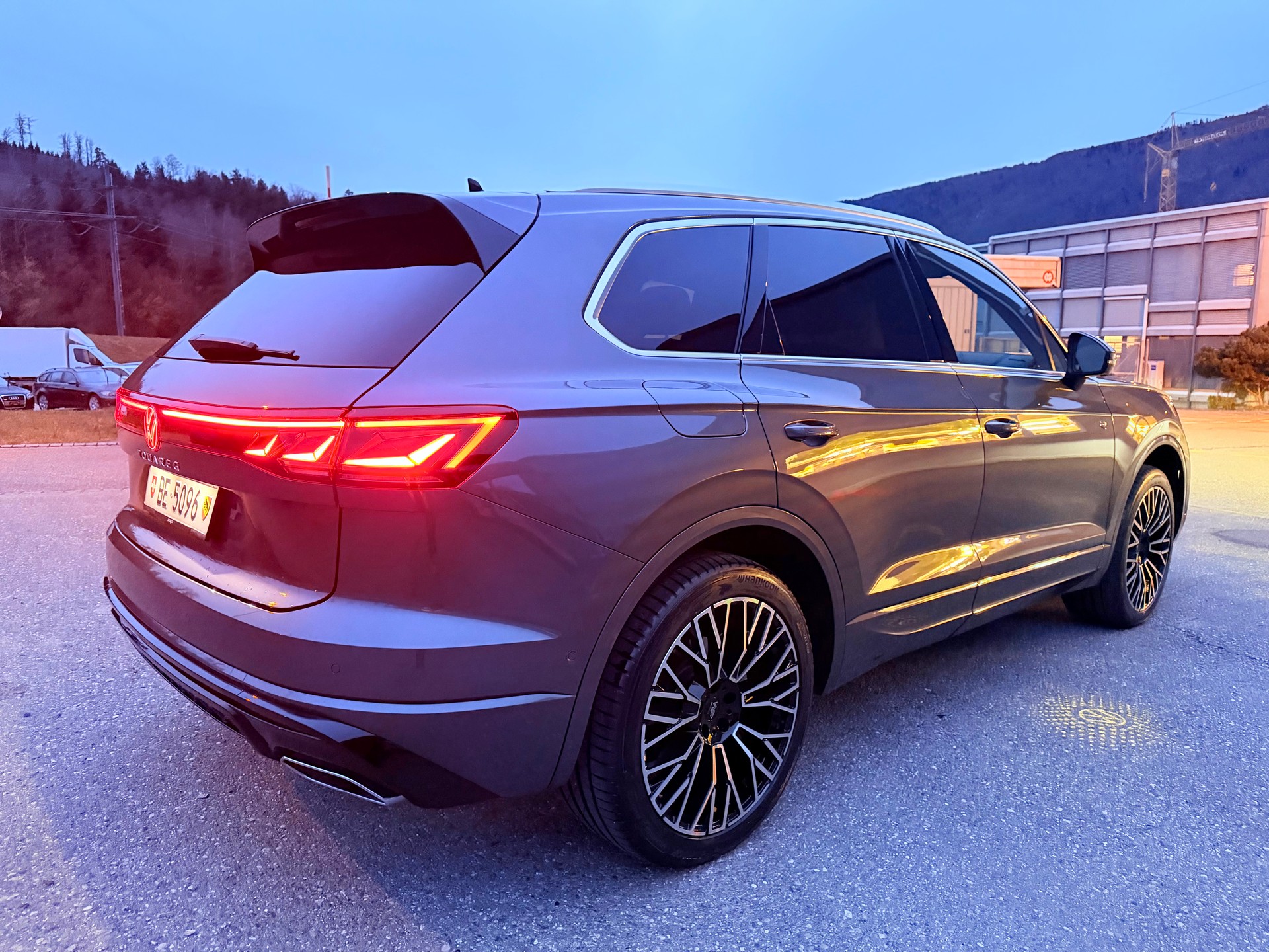 VW TOUAREG "3.0 TDI R-LINE" TIPTRONIC. CH WAGEN. AMAG SCHEIZ AUSLIEFERUNG. TOP AUSSTATTUNG. MIT AHK.-image-6