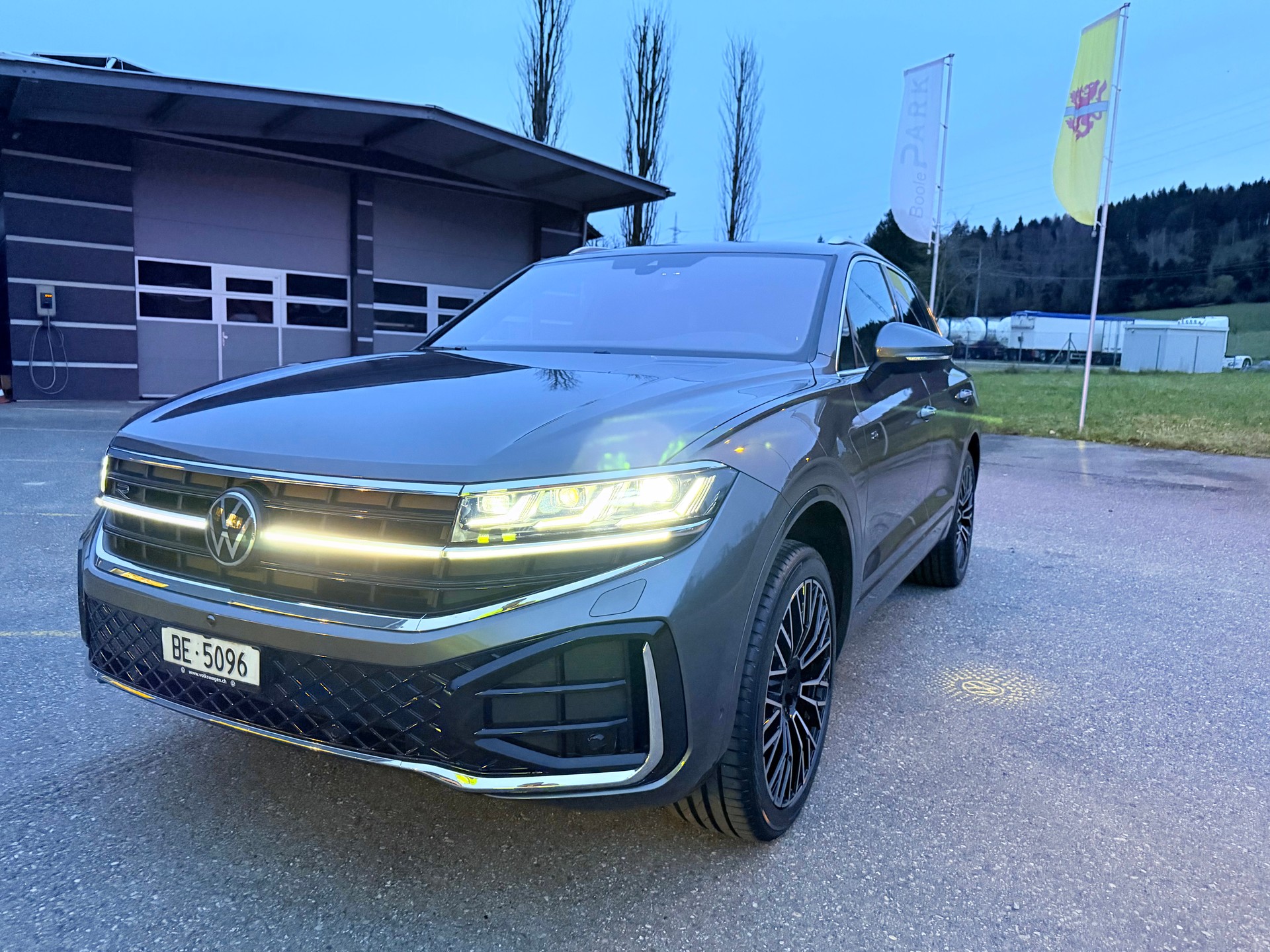 VW TOUAREG "3.0 TDI R-LINE" TIPTRONIC. CH WAGEN. AMAG SCHEIZ AUSLIEFERUNG. TOP AUSSTATTUNG. MIT AHK.-image-7