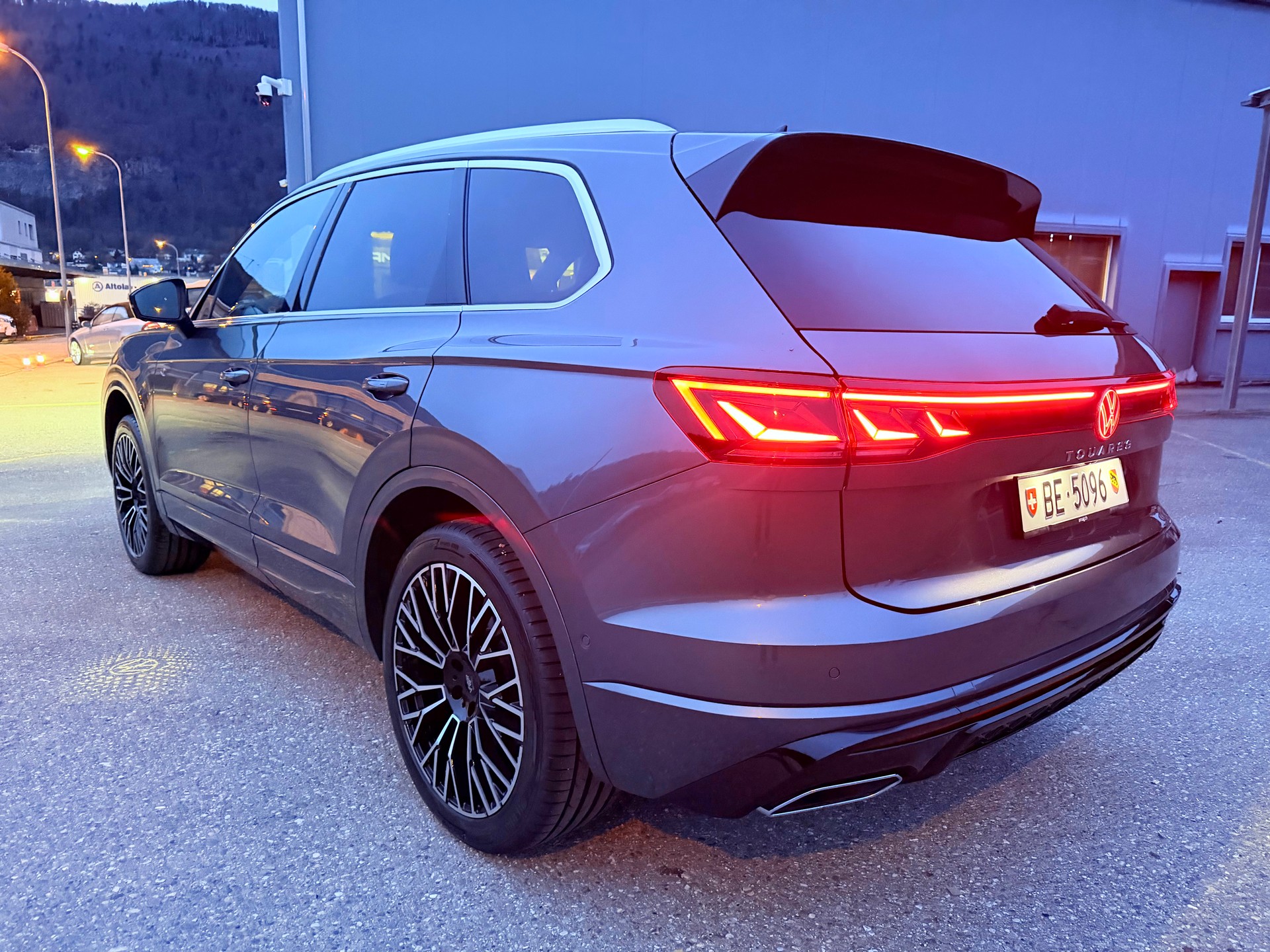 VW TOUAREG "3.0 TDI R-LINE" TIPTRONIC. CH WAGEN. AMAG SCHEIZ AUSLIEFERUNG. TOP AUSSTATTUNG. MIT AHK.-image-30