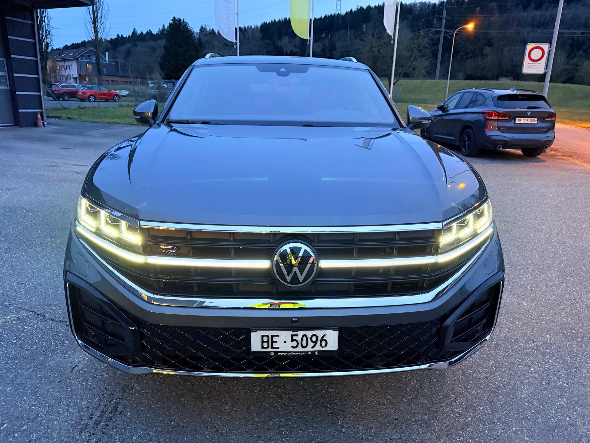 VW TOUAREG "3.0 TDI R-LINE" TIPTRONIC. CH WAGEN. AMAG SCHEIZ AUSLIEFERUNG. TOP AUSSTATTUNG. MIT AHK.-image-12