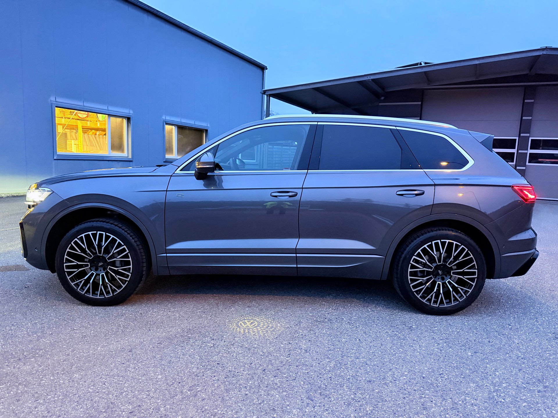 VW TOUAREG "3.0 TDI R-LINE" TIPTRONIC. CH WAGEN. AMAG SCHEIZ AUSLIEFERUNG. TOP AUSSTATTUNG. MIT AHK.-image-22