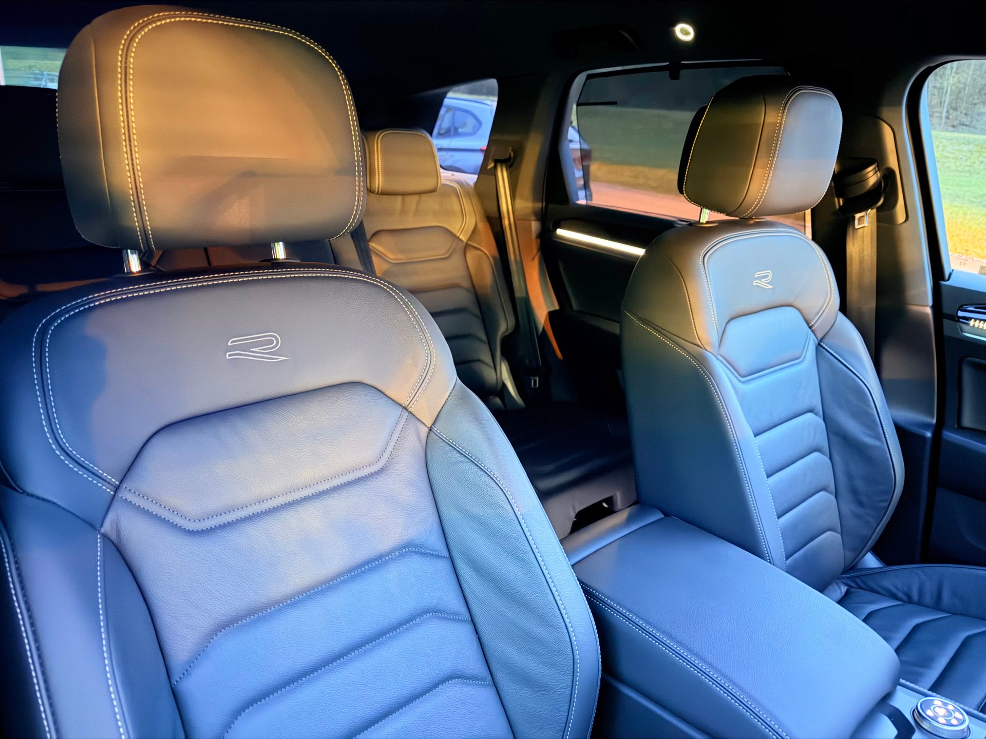 VW TOUAREG "3.0 TDI R-LINE" TIPTRONIC. CH WAGEN. AMAG SCHEIZ AUSLIEFERUNG. TOP AUSSTATTUNG. MIT AHK.-image-11