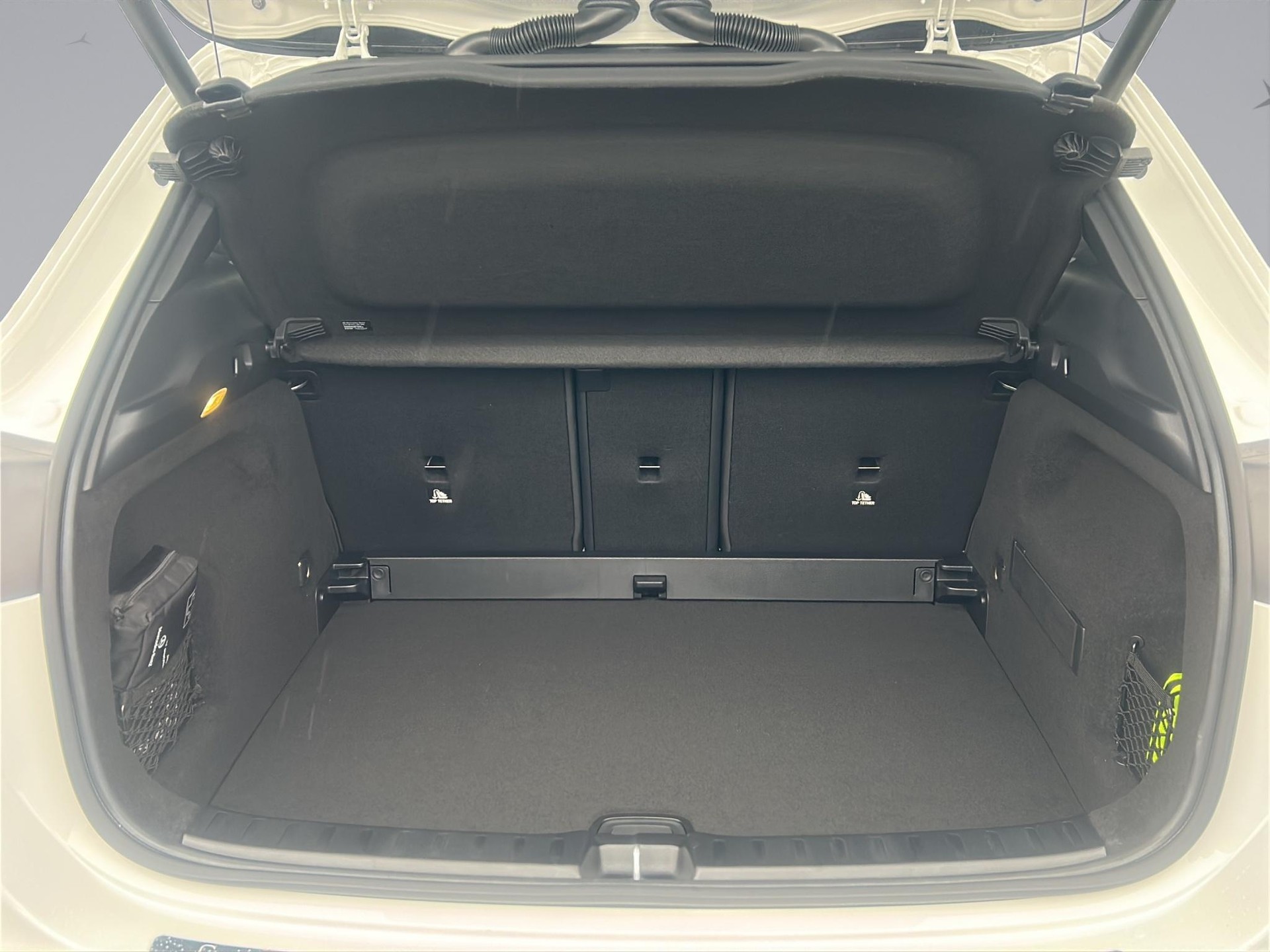 MERCEDES-BENZ GLA 250 Swiss Star AMG Line 4matic-image-16