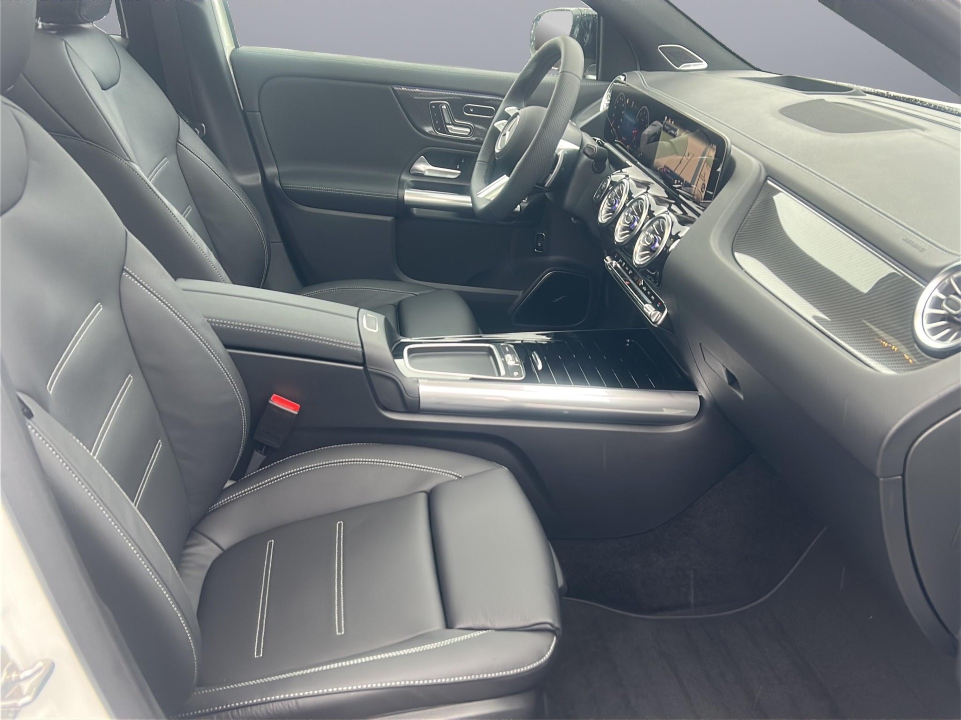 MERCEDES-BENZ GLA 250 Swiss Star AMG Line 4matic-image-13