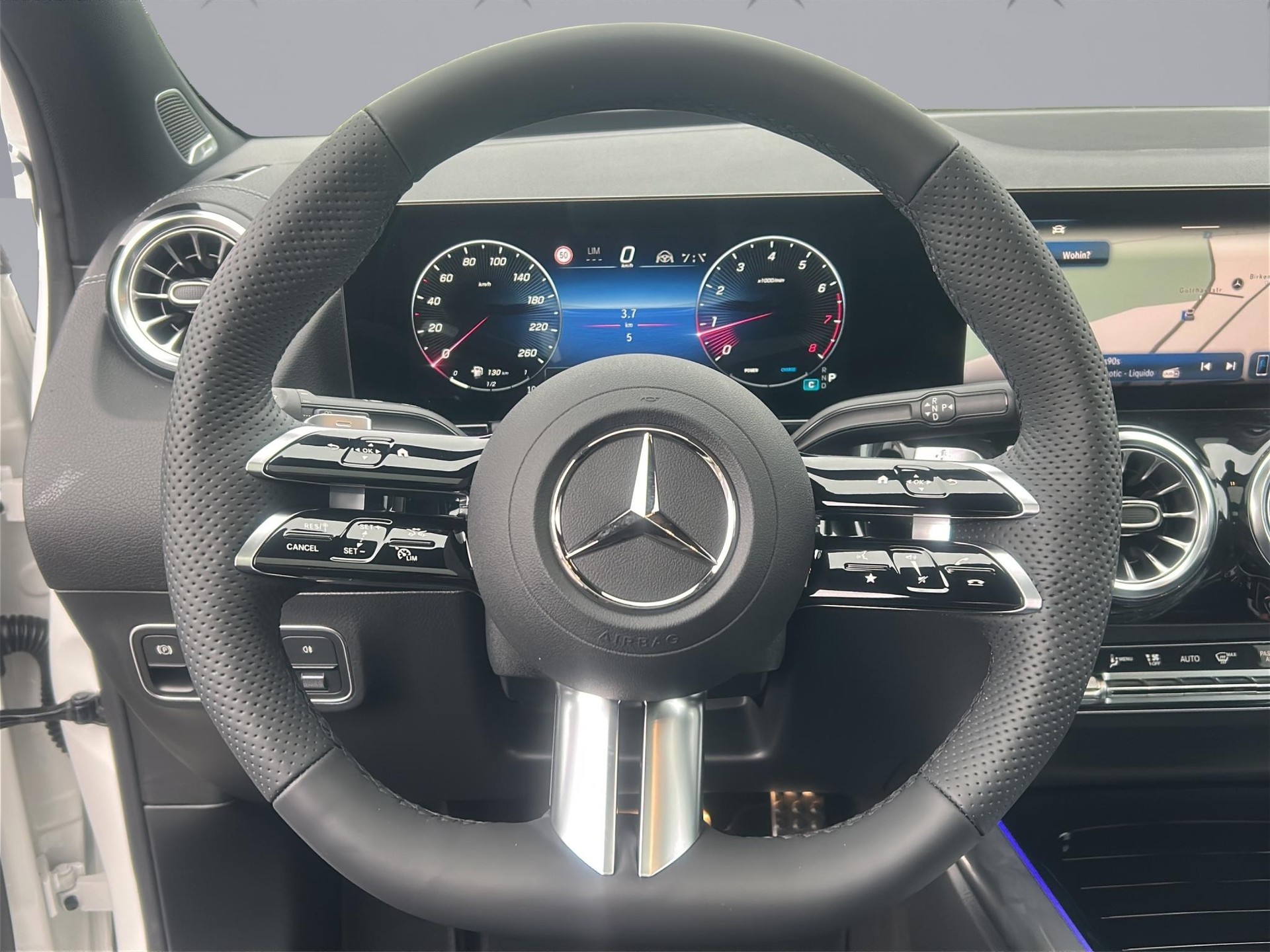 MERCEDES-BENZ GLA 250 Swiss Star AMG Line 4matic-image-9