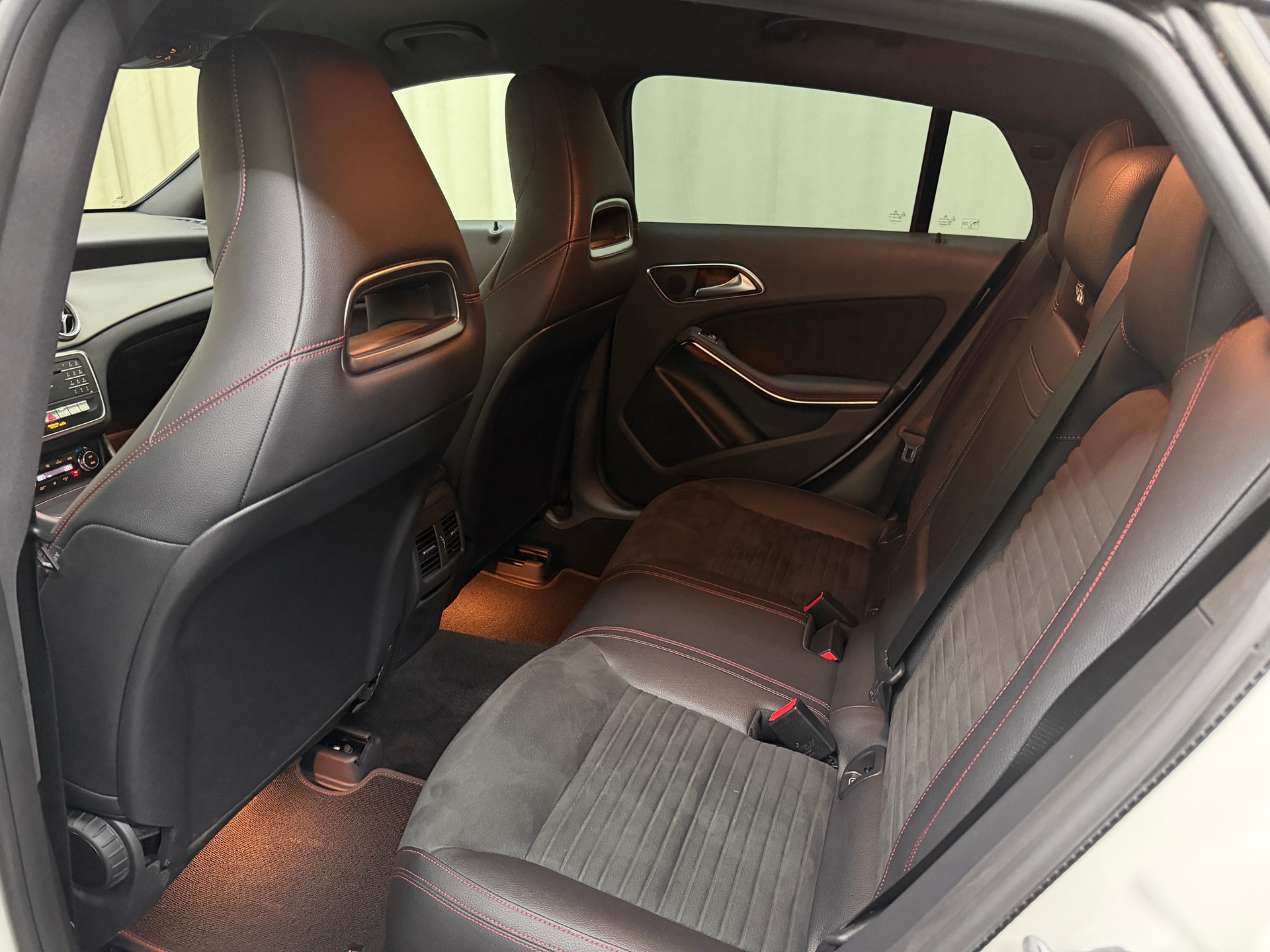 MERCEDES-BENZ CLA Shooting Br 200 d Swiss Star AMG Line 4M-image-12