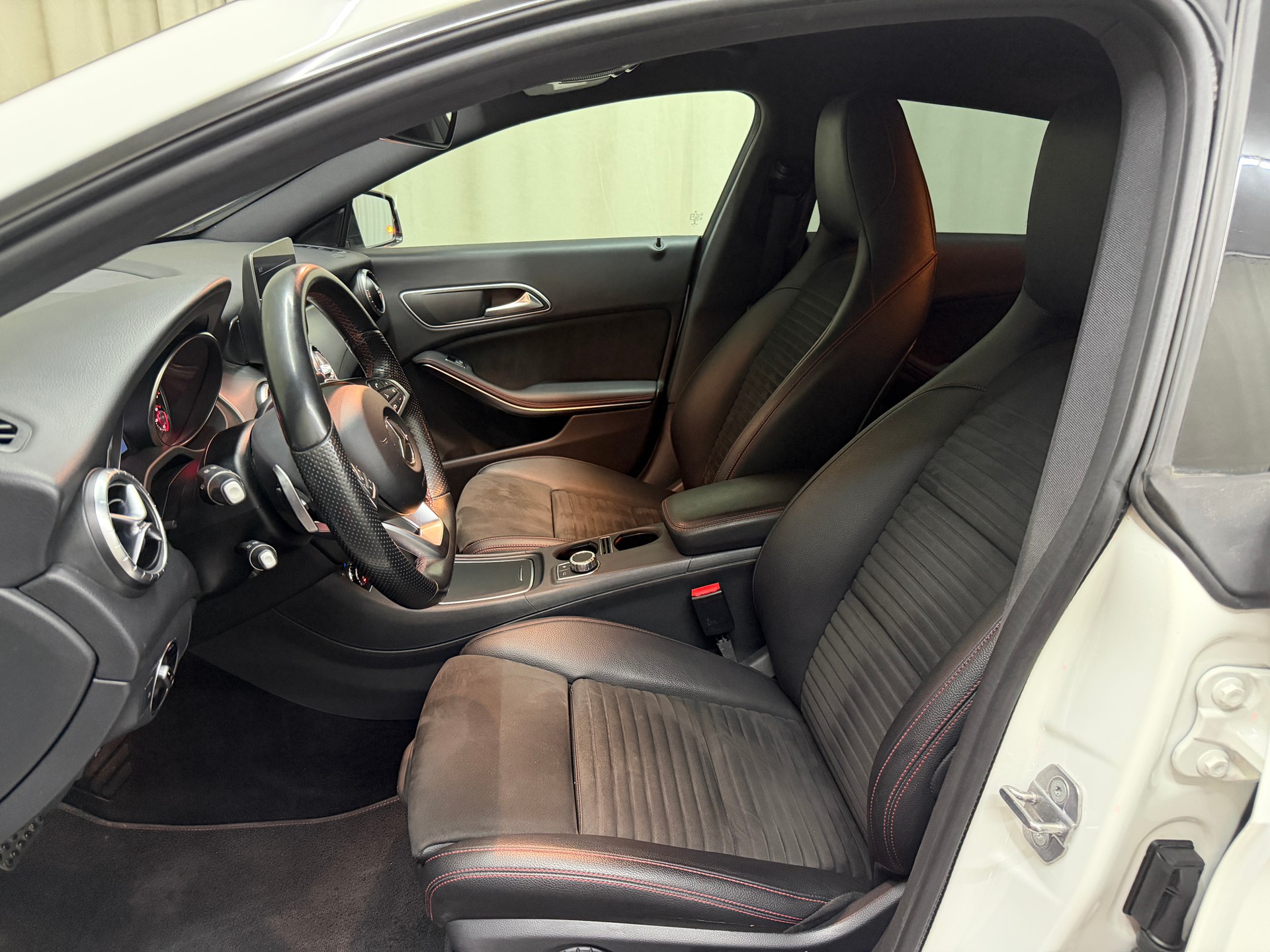 MERCEDES-BENZ CLA Shooting Br 200 d Swiss Star AMG Line 4M-image-6