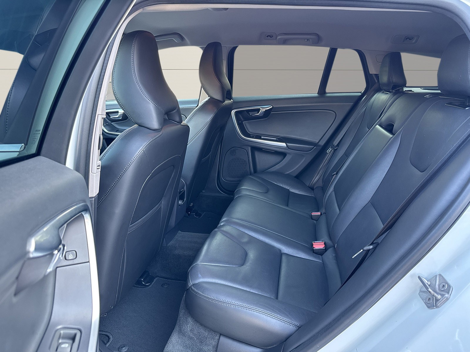 VOLVO V60 Kombi 2.0 T6 Executive AWD S/S-image-8
