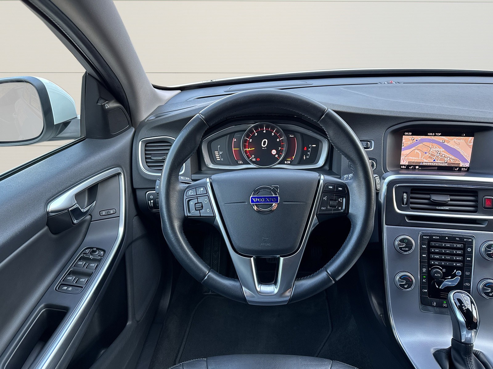 VOLVO V60 Kombi 2.0 T6 Executive AWD S/S-image-11
