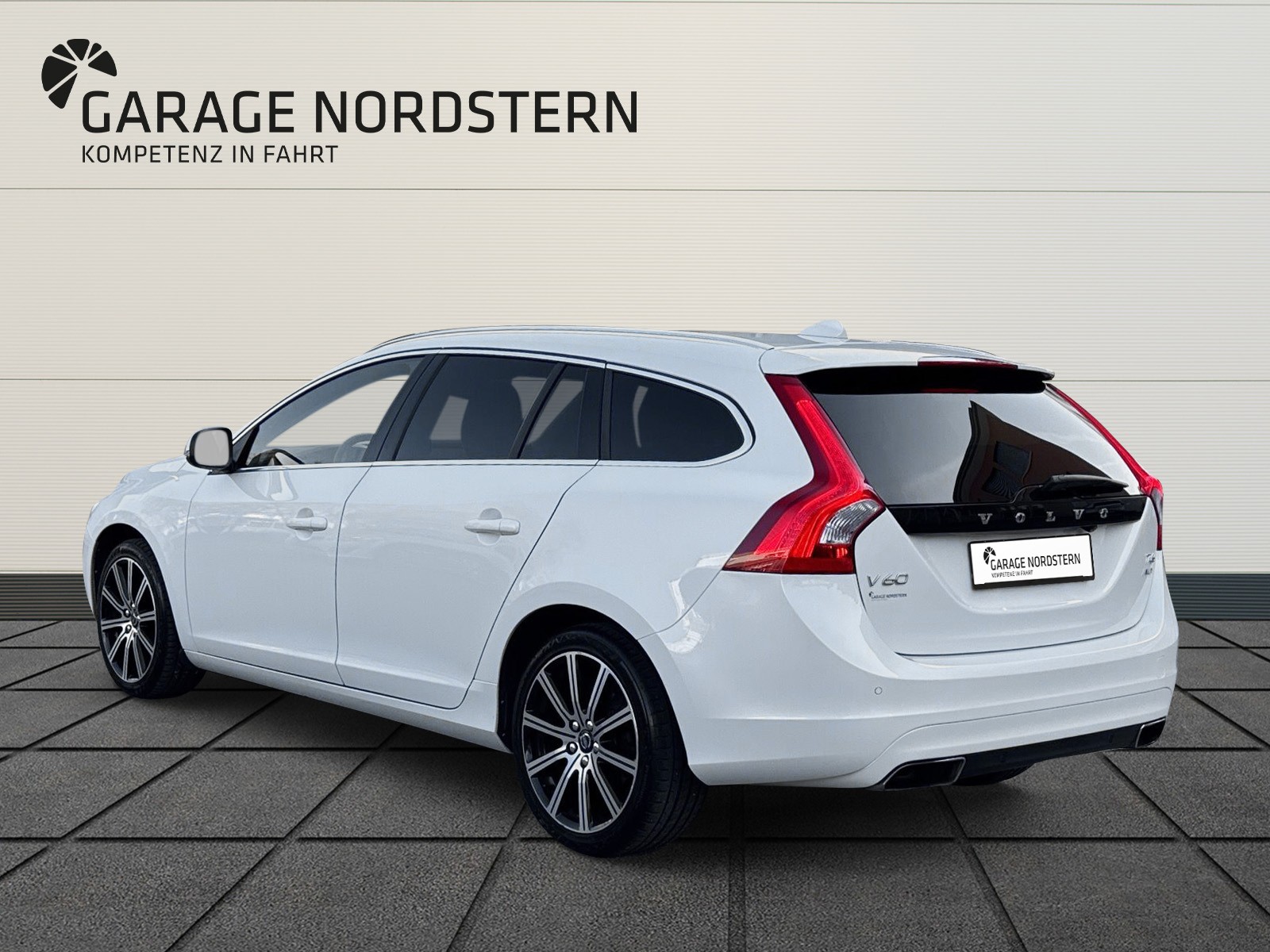 VOLVO V60 Kombi 2.0 T6 Executive AWD S/S-image-2