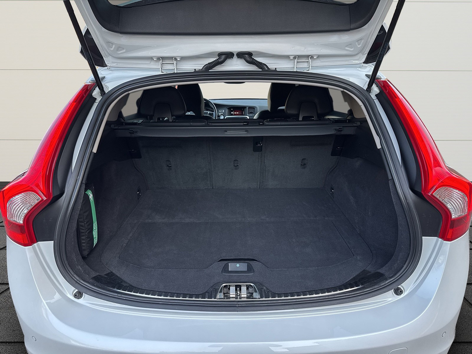 VOLVO V60 Kombi 2.0 T6 Executive AWD S/S-image-9