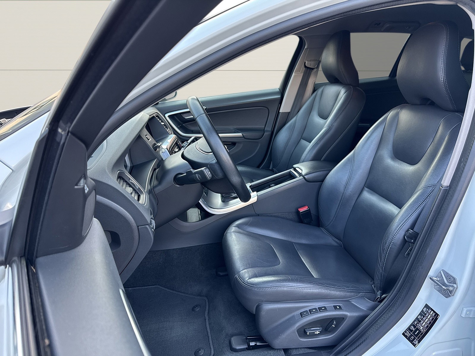 VOLVO V60 Kombi 2.0 T6 Executive AWD S/S-image-7