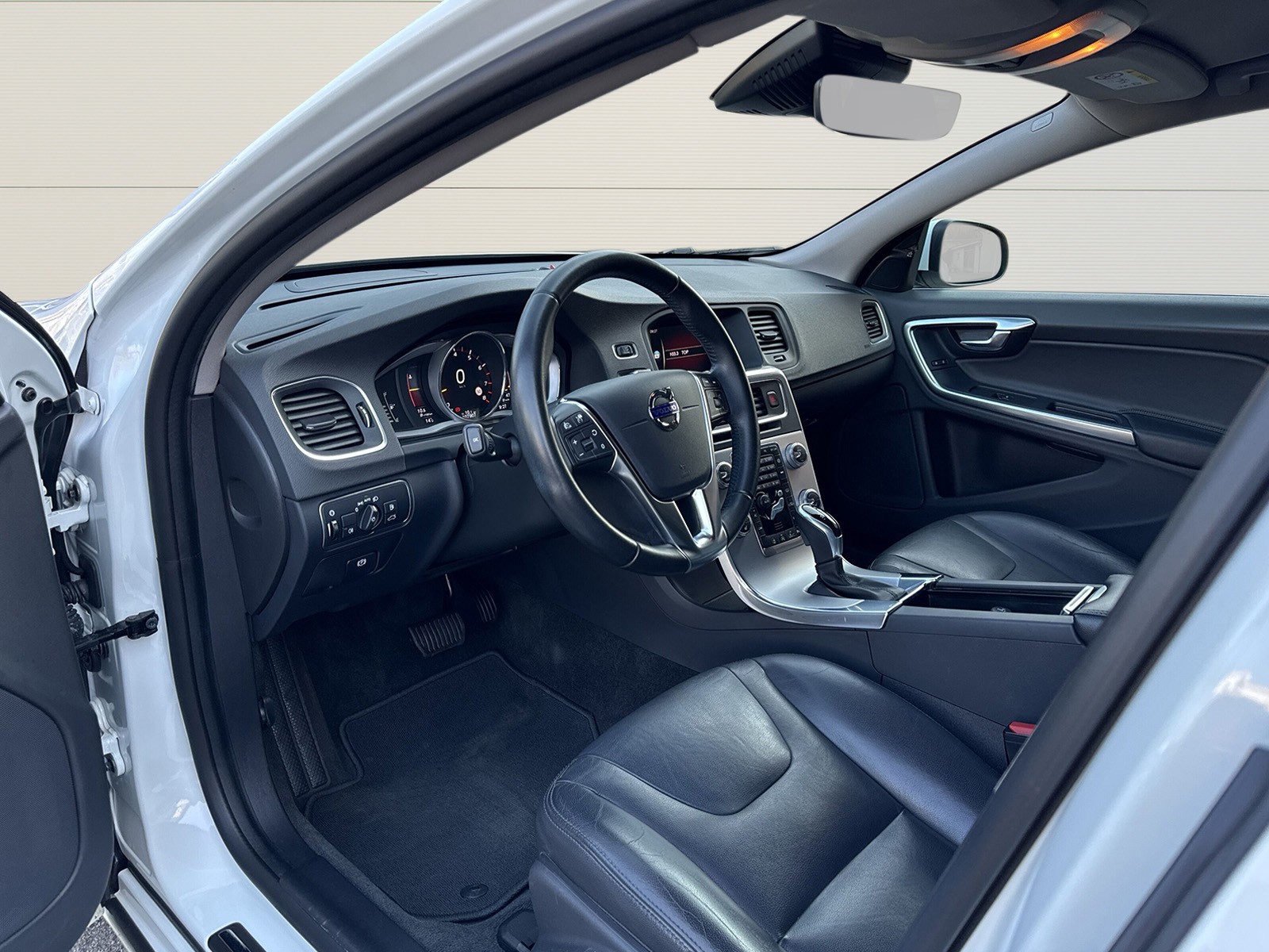 VOLVO V60 Kombi 2.0 T6 Executive AWD S/S-image-6