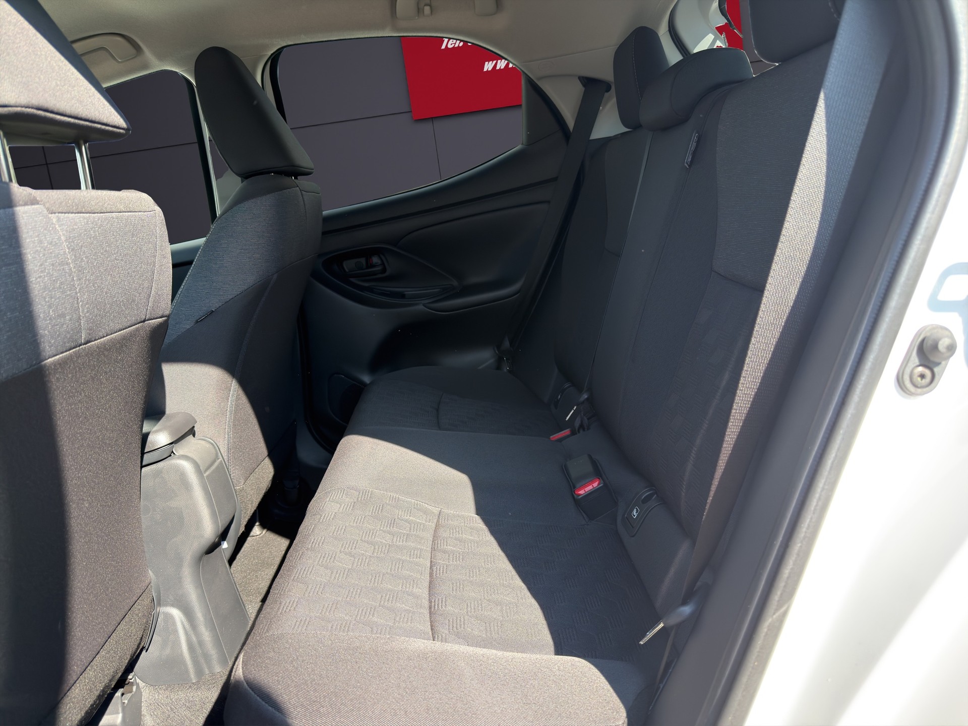 TOYOTA Yaris 1.5 Comfort e-CVT-image-6