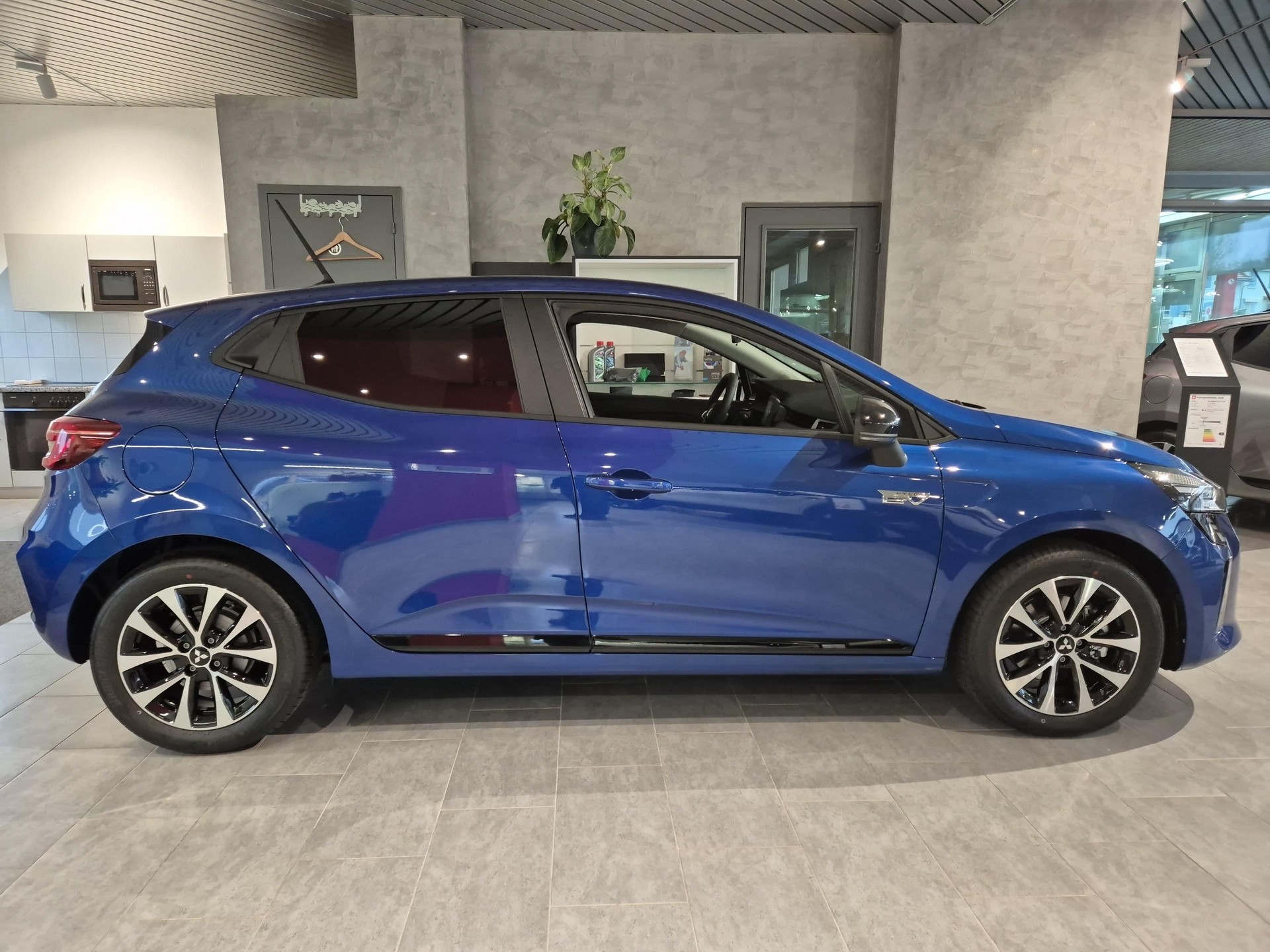 MITSUBISHI Colt 1.6 HEV Invite+-image-5