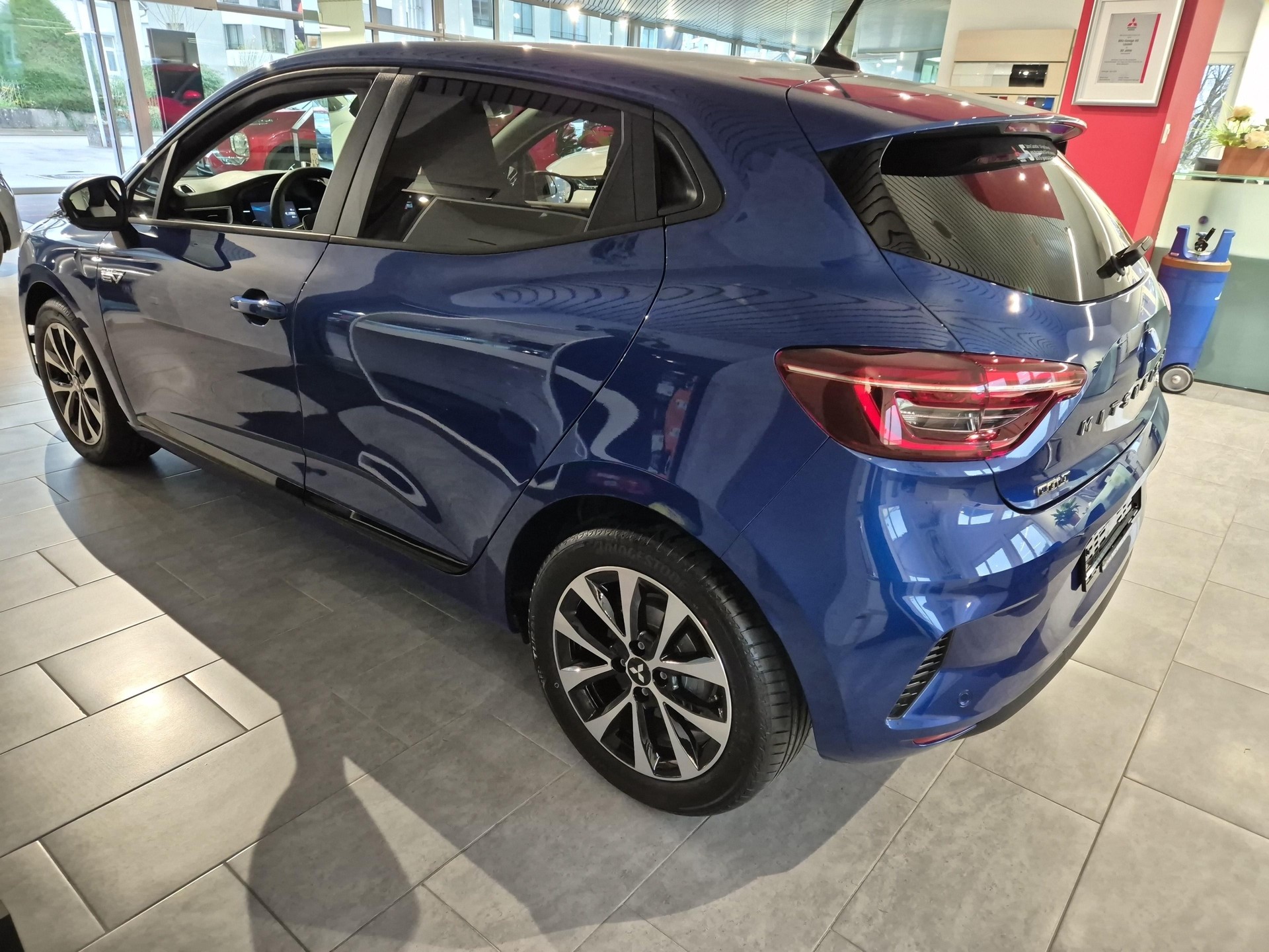 MITSUBISHI Colt 1.6 HEV Invite+-showroom-element-2