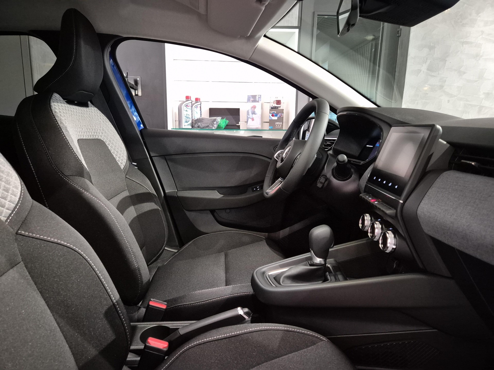 MITSUBISHI Colt 1.6 HEV Invite+-image-9