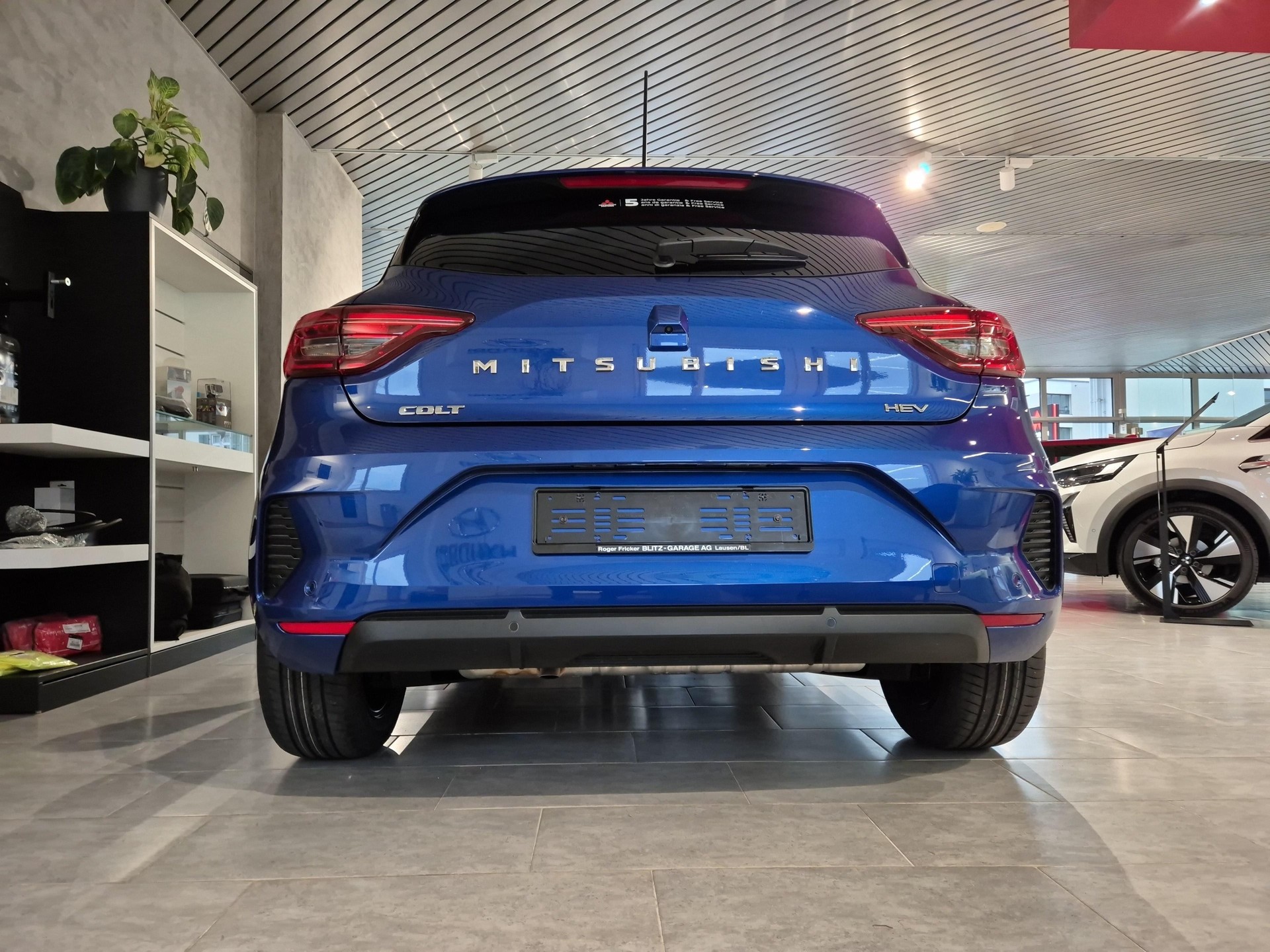 MITSUBISHI Colt 1.6 HEV Invite+-showroom-element-3