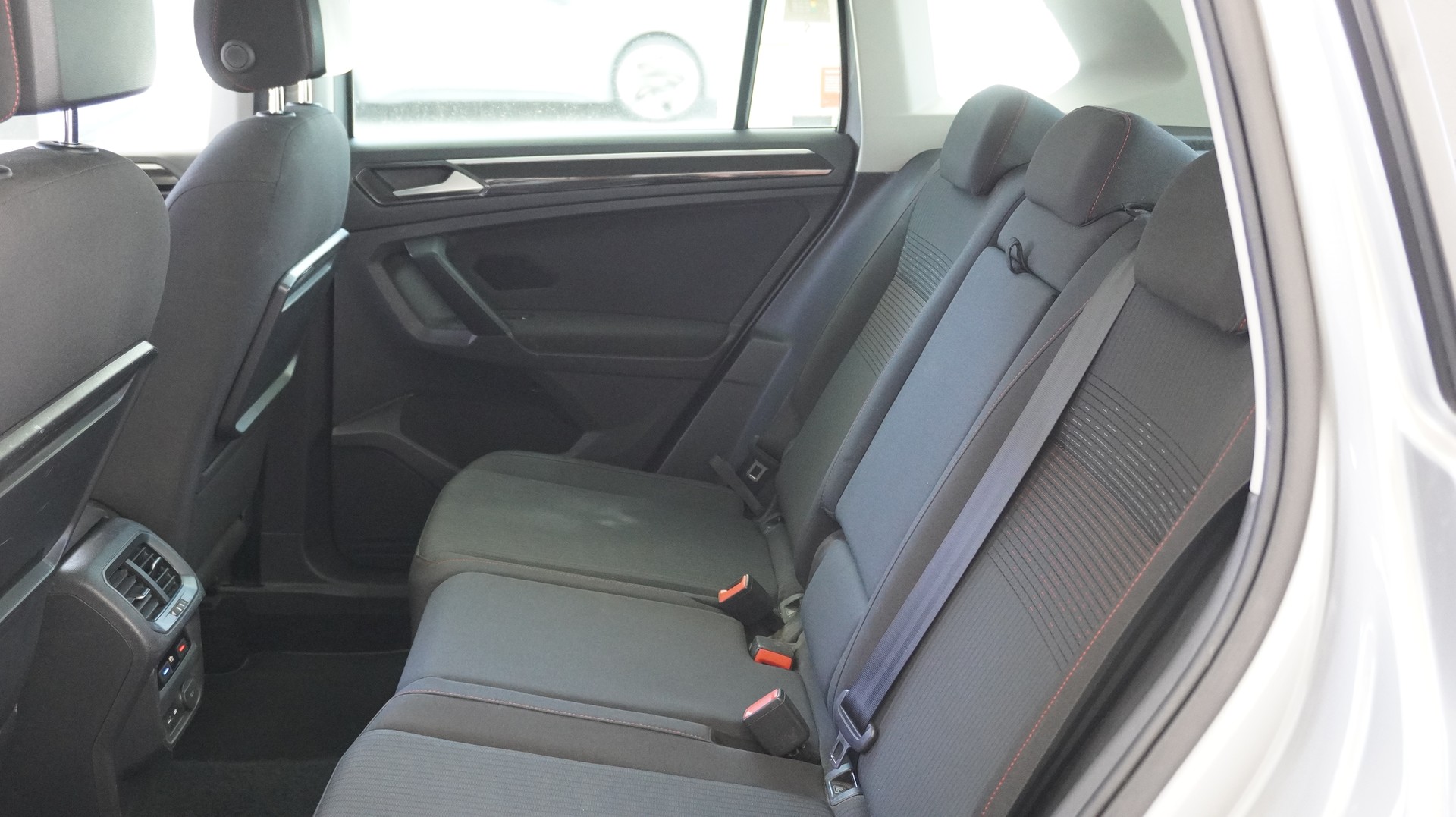 VW Tiguan 2.0 TDI SCR Sound 4Motion DSG-image-4