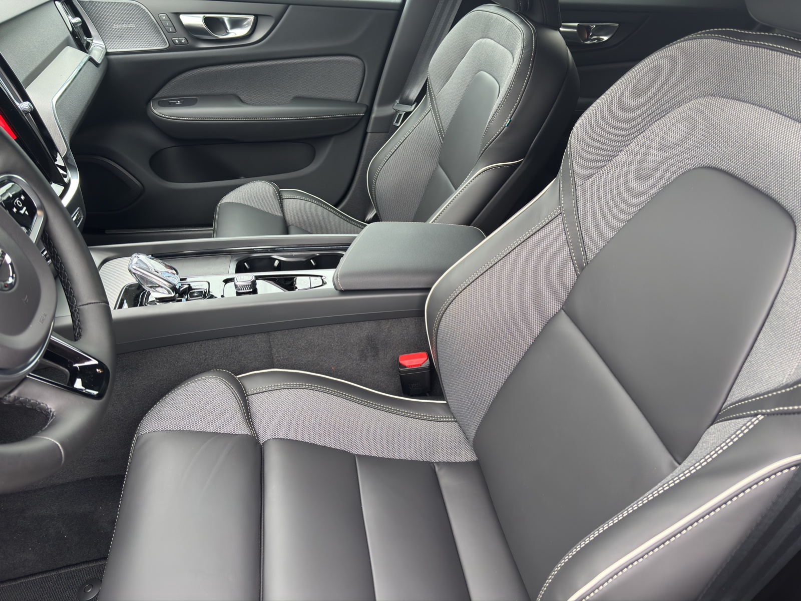 VOLVO V60 2.0 B4 Plus Dark-image-8