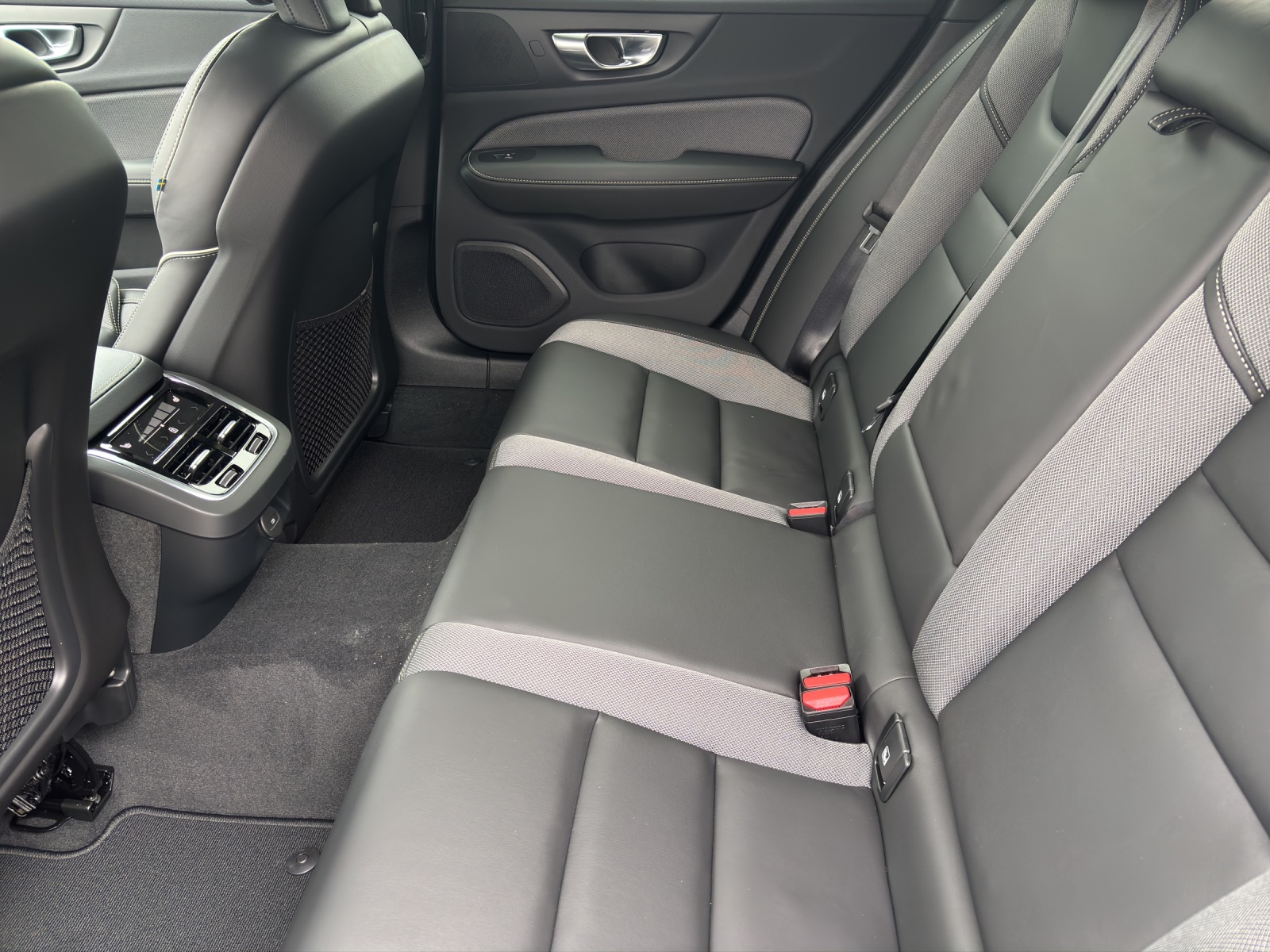 VOLVO V60 2.0 B4 Plus Dark-image-11