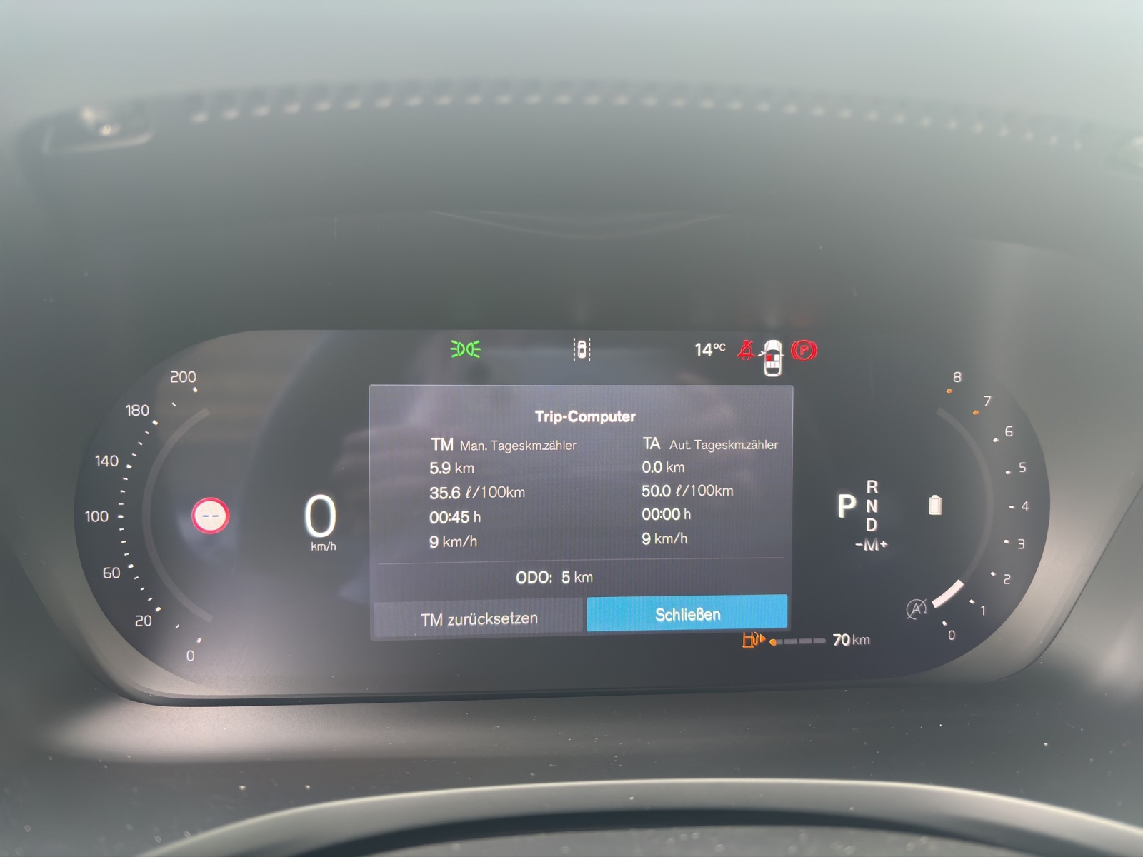 VOLVO V60 2.0 B4 Plus Dark-image-2