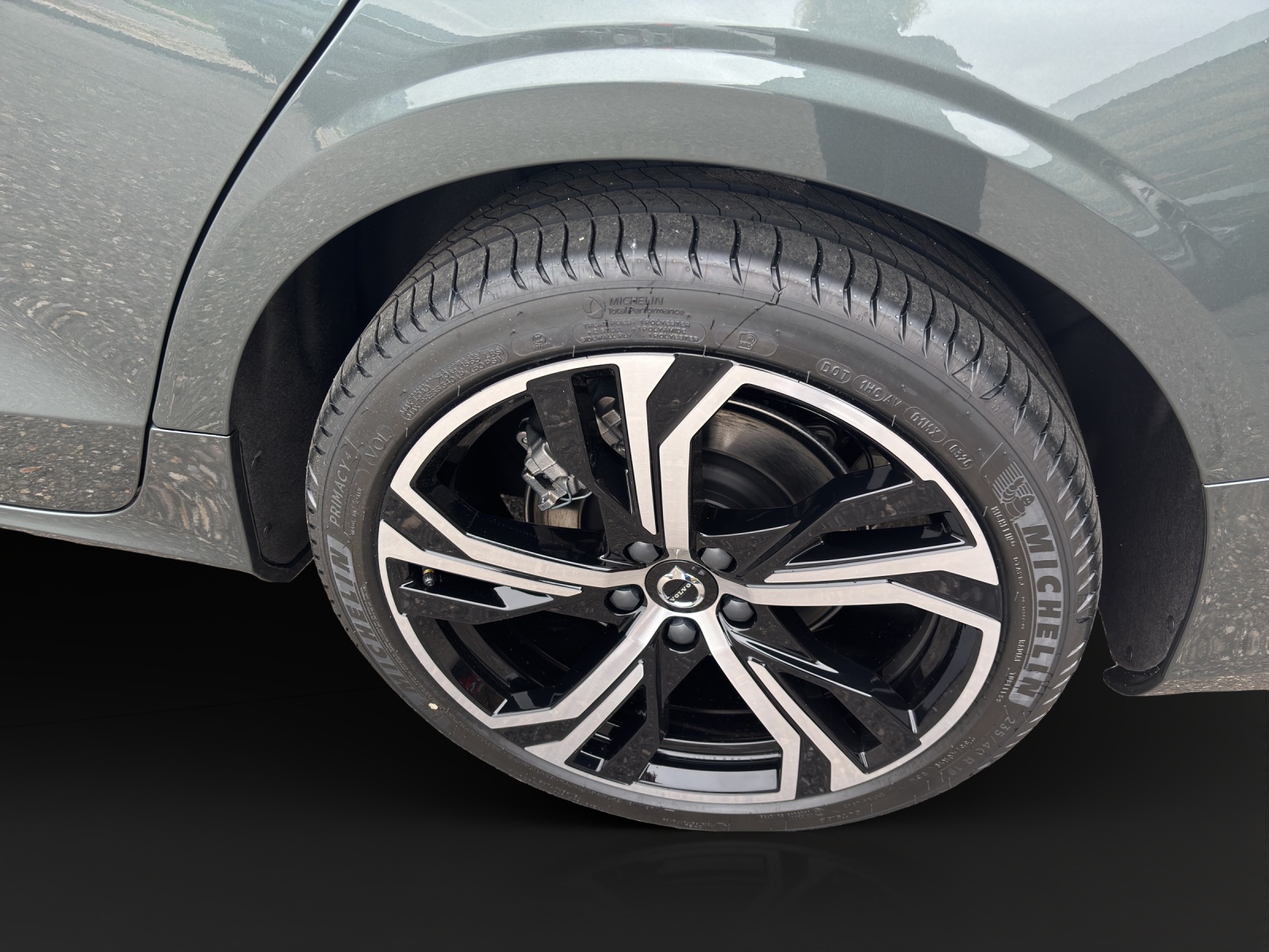 VOLVO V60 2.0 B4 Plus Dark-image-1