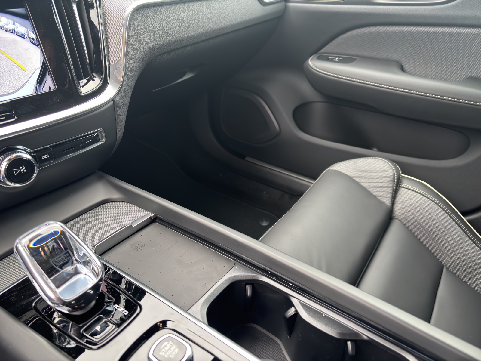 VOLVO V60 2.0 B4 Plus Dark-image-6