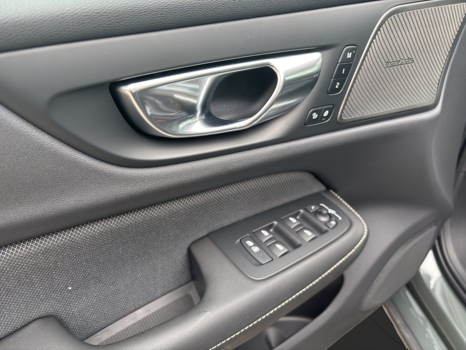 VOLVO V60 2.0 B4 Plus Dark-image-10