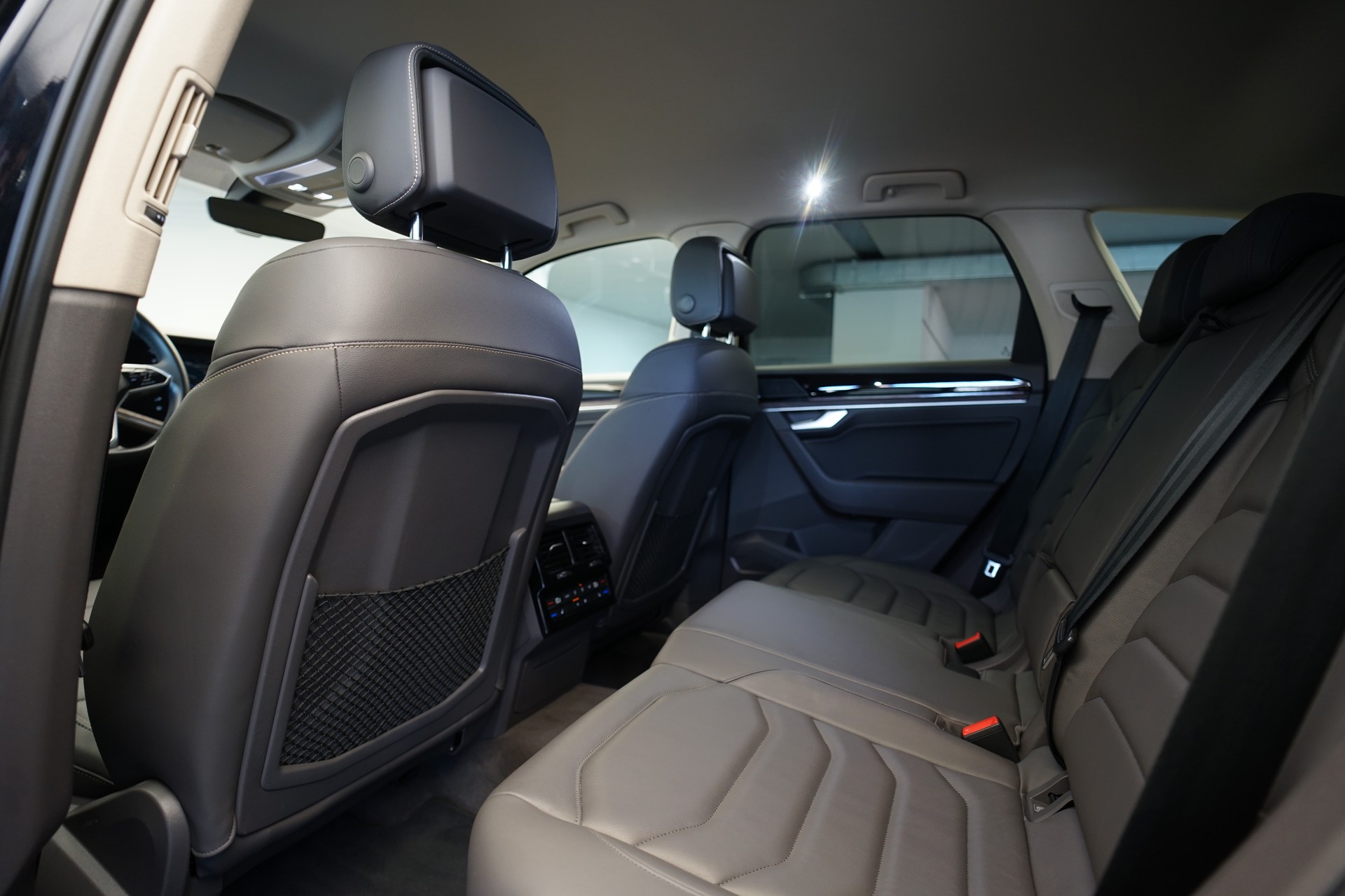 VW Touareg 3.0 TDI Atmosphere Tiptronic-image-15