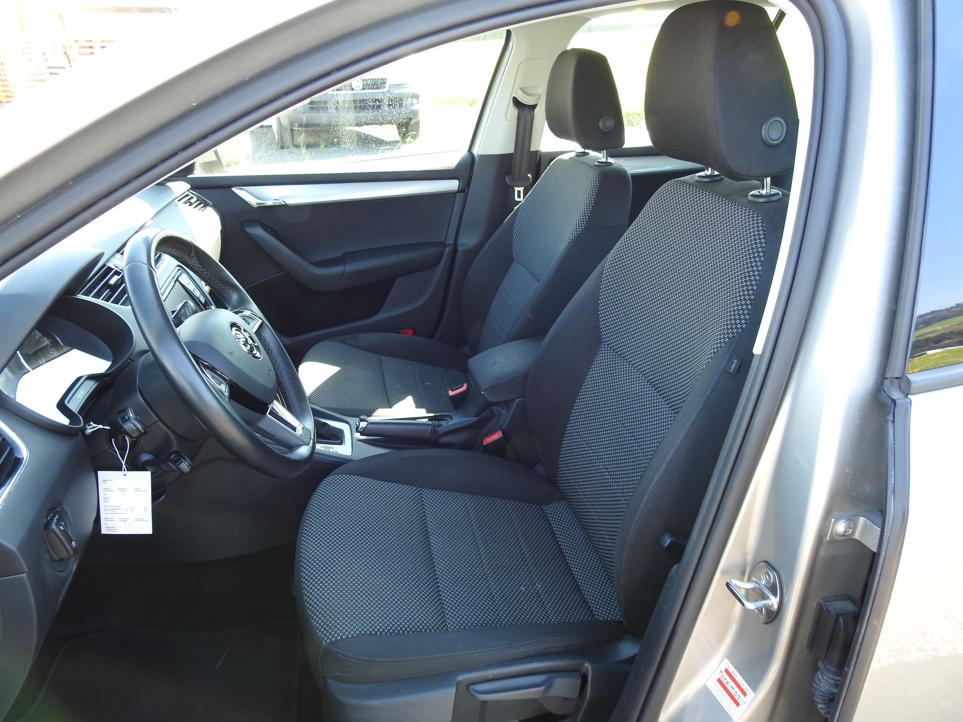 SKODA Octavia Combi 2.0 TDI Swiss Edition 4x4 DSG-image-12