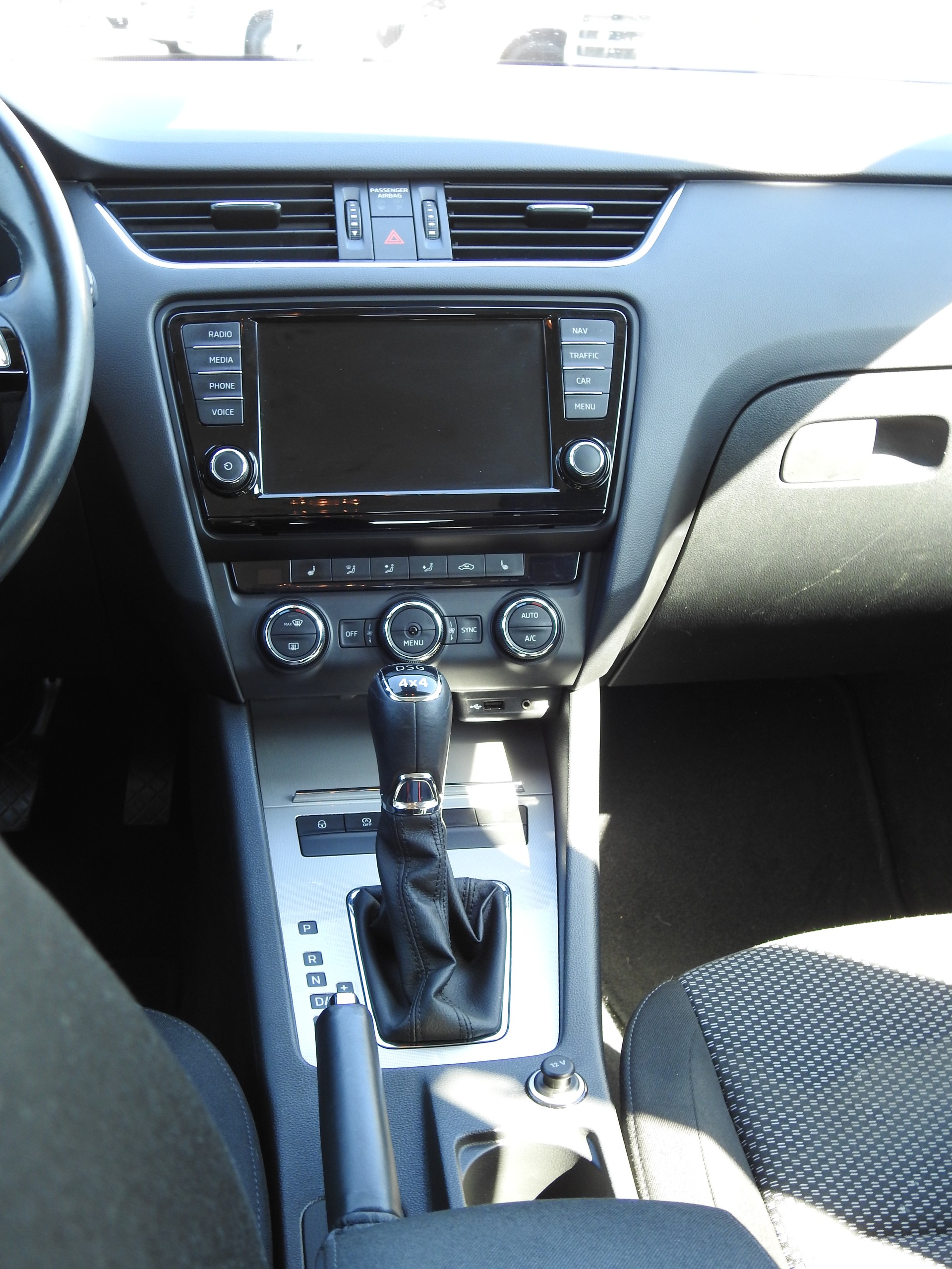 SKODA Octavia Combi 2.0 TDI Swiss Edition 4x4 DSG-image-17
