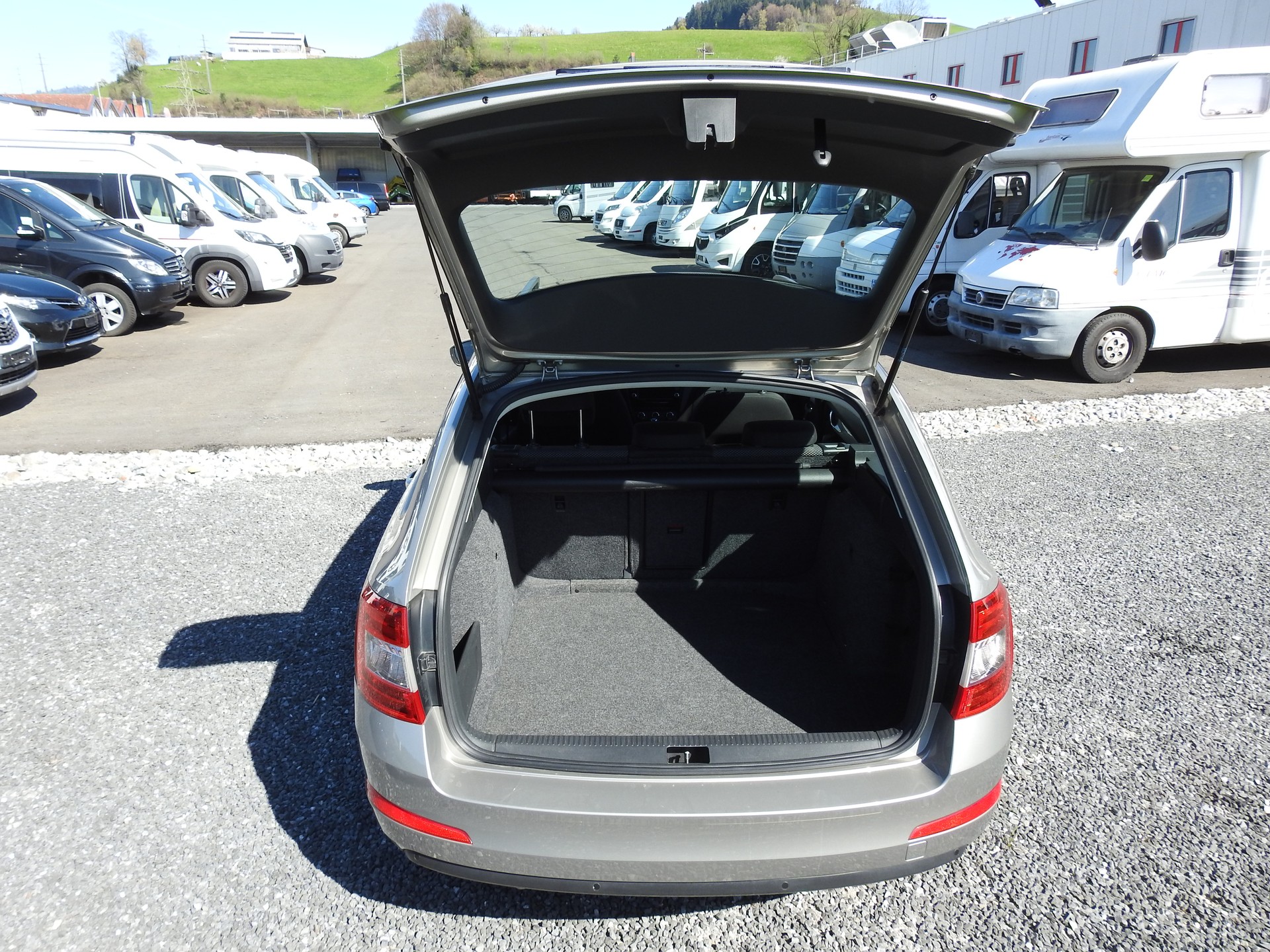 SKODA Octavia Combi 2.0 TDI Swiss Edition 4x4 DSG-image-11