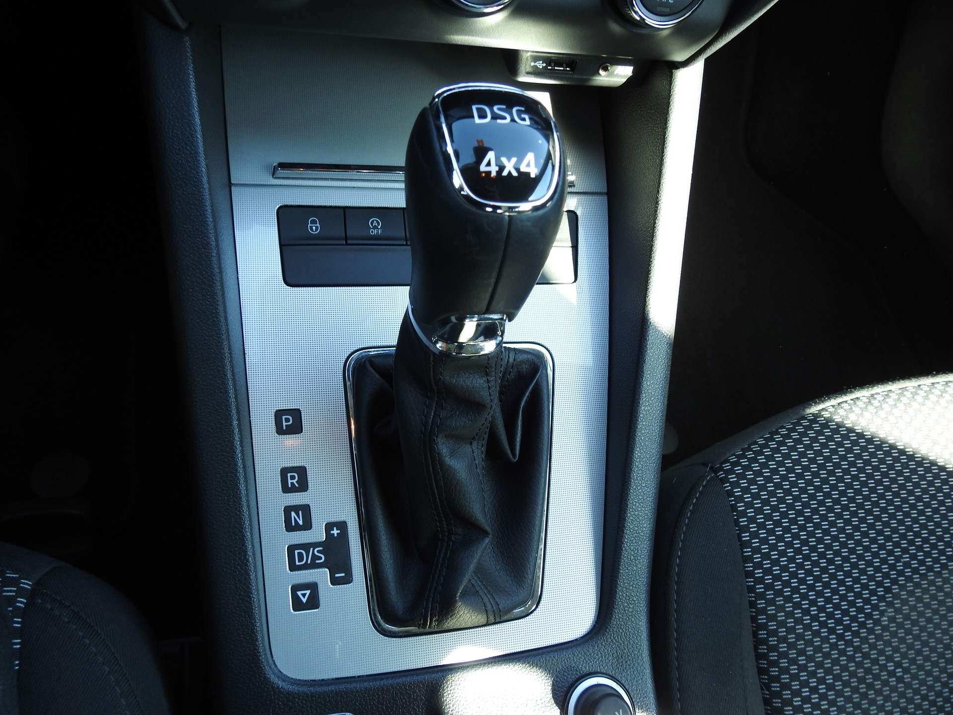 SKODA Octavia Combi 2.0 TDI Swiss Edition 4x4 DSG-image-20
