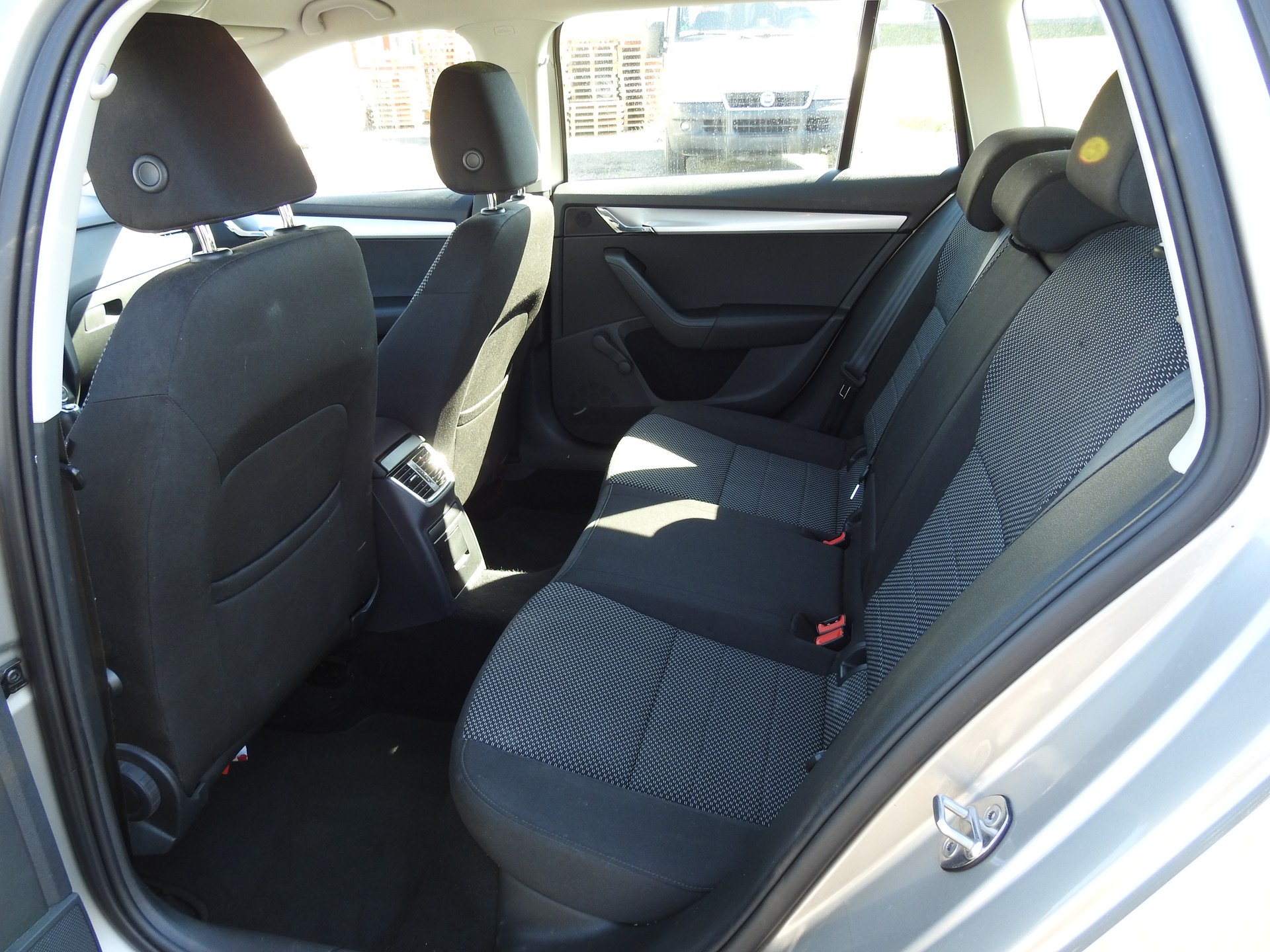 SKODA Octavia Combi 2.0 TDI Swiss Edition 4x4 DSG-image-14
