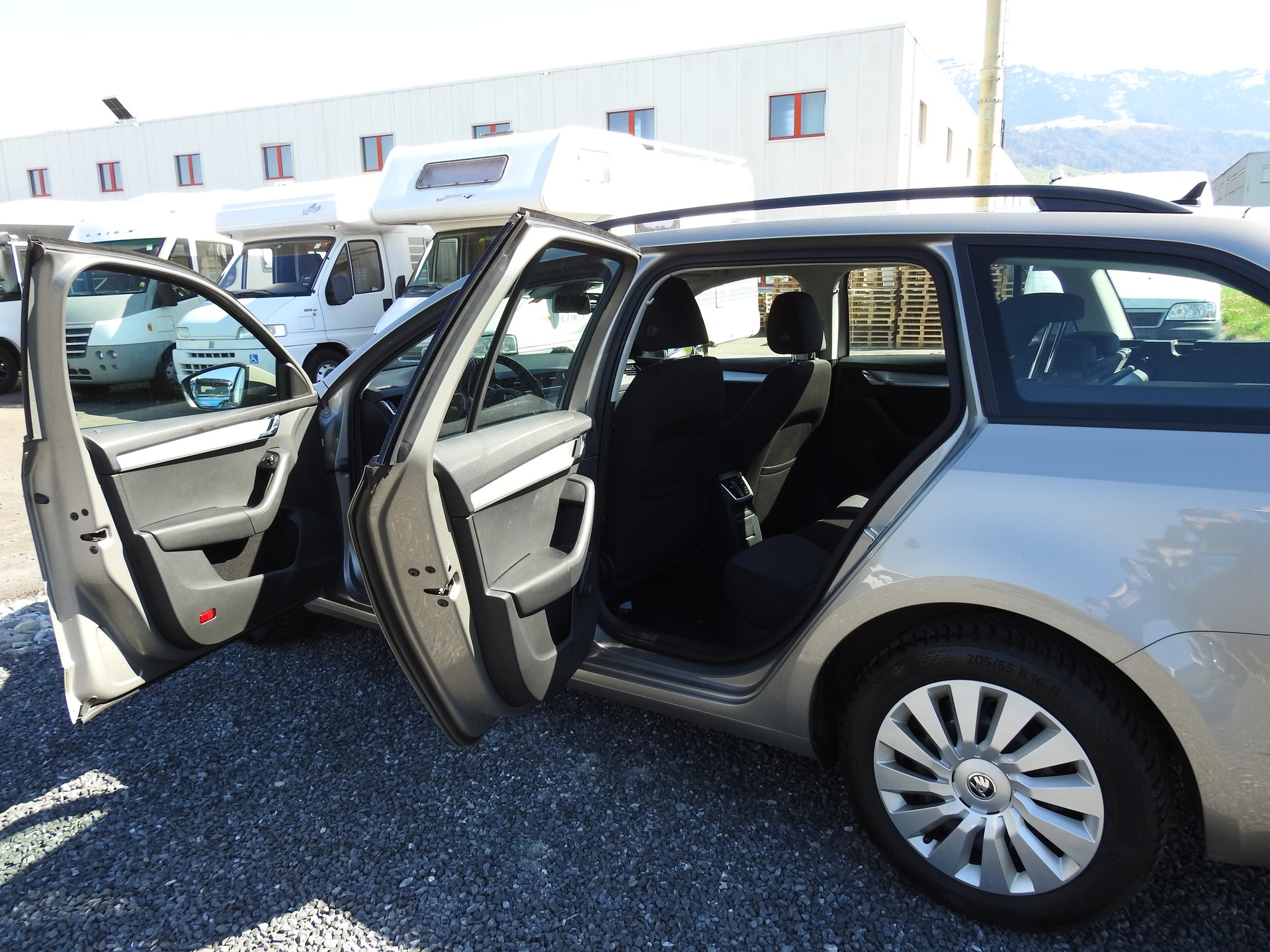 SKODA Octavia Combi 2.0 TDI Swiss Edition 4x4 DSG-image-15