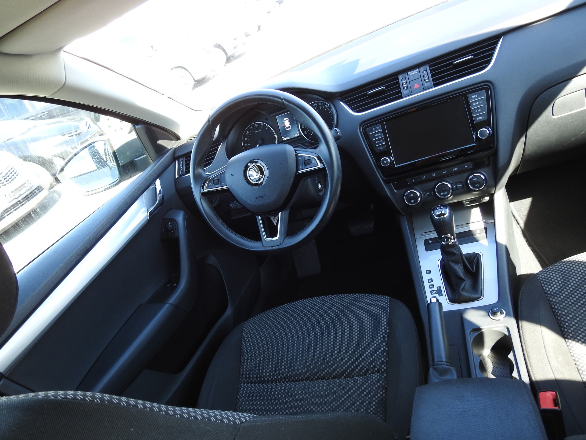 SKODA Octavia Combi 2.0 TDI Swiss Edition 4x4 DSG-image-19