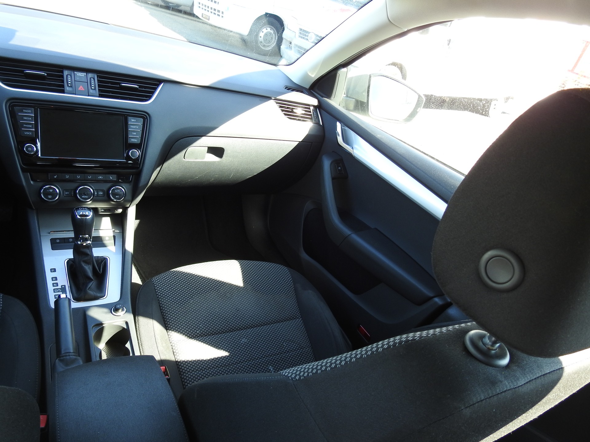 SKODA Octavia Combi 2.0 TDI Swiss Edition 4x4 DSG-image-18