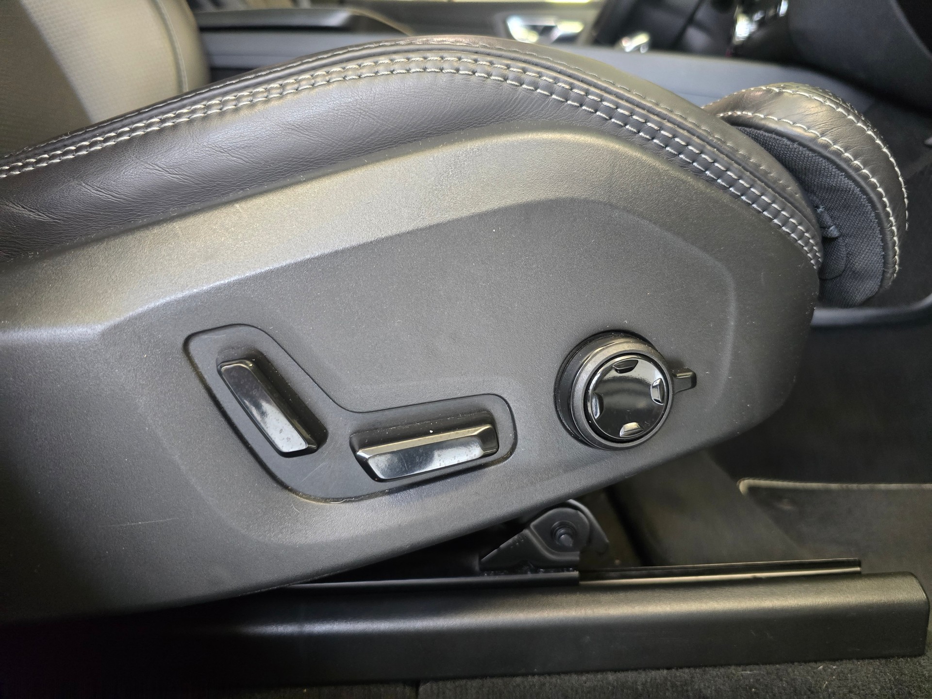 VOLVO T8 R-Design * Twin Engine * CH FHZ * Gratis Service *-image-10