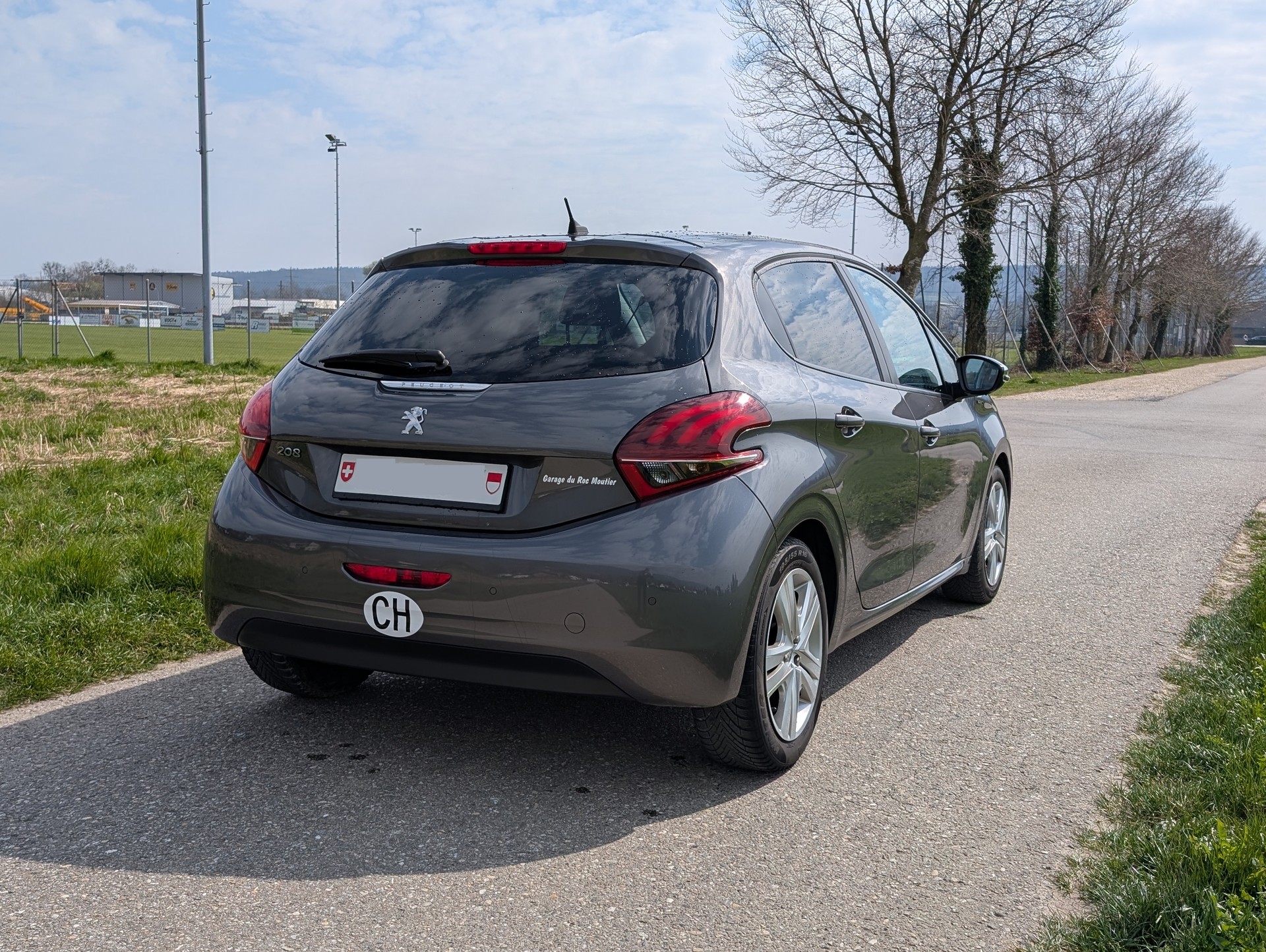 PEUGEOT 1.2 PureTech Signature S/S-image-1
