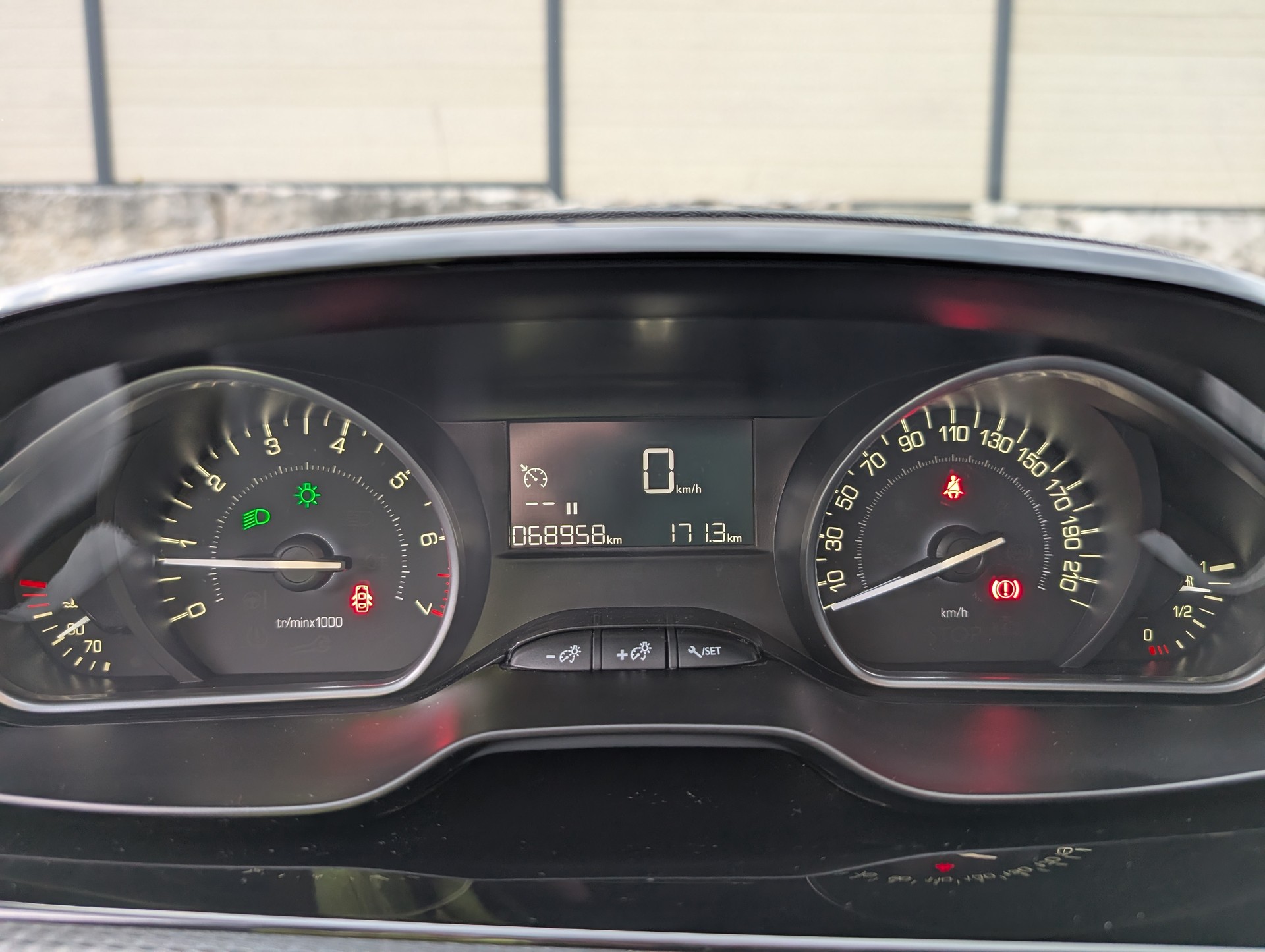 PEUGEOT 1.2 PureTech Signature S/S-image-3