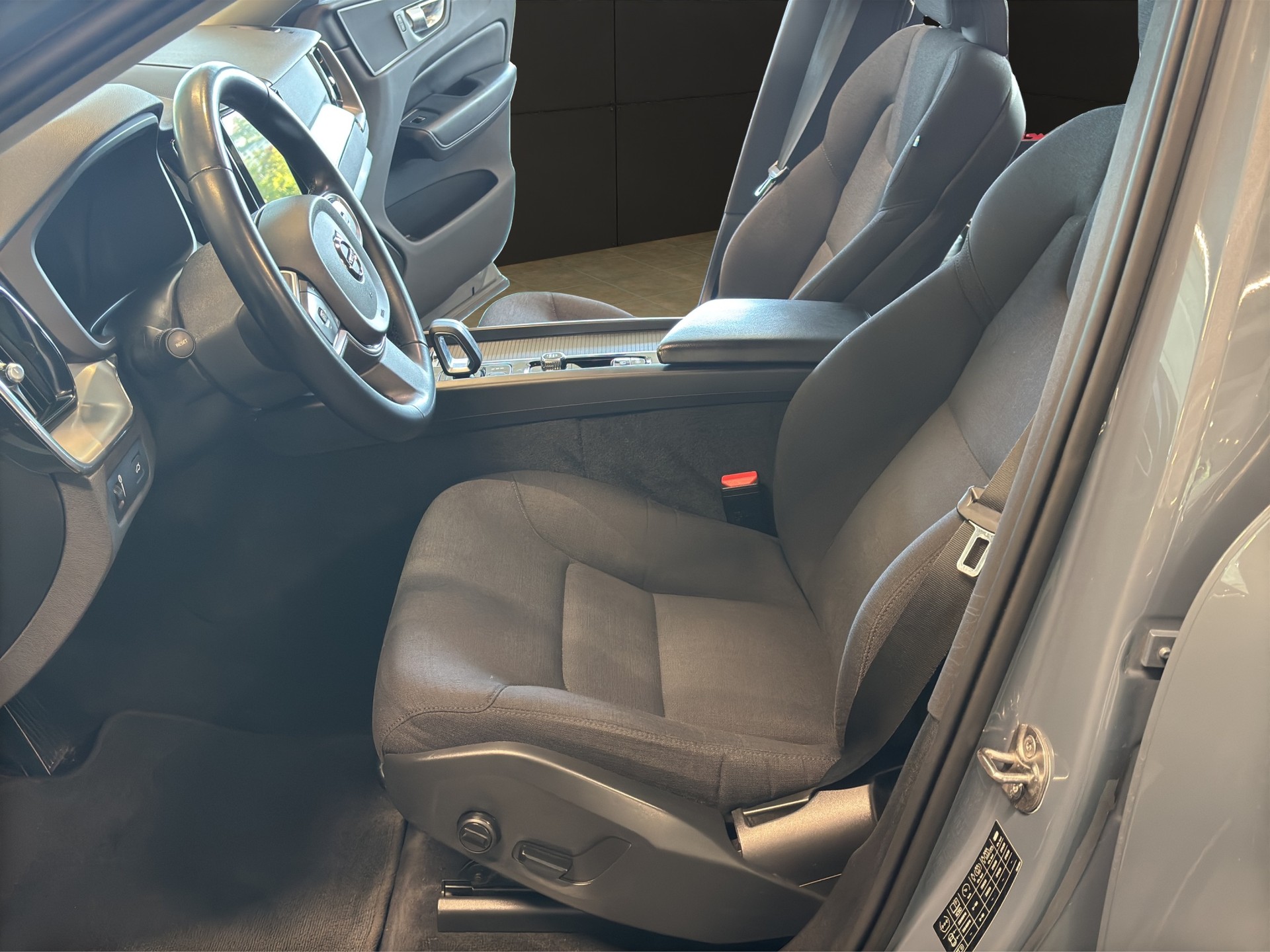 VOLVO XC60 B4 Diesel Mild Hybrid AWD Momentum Geartronic-image-16
