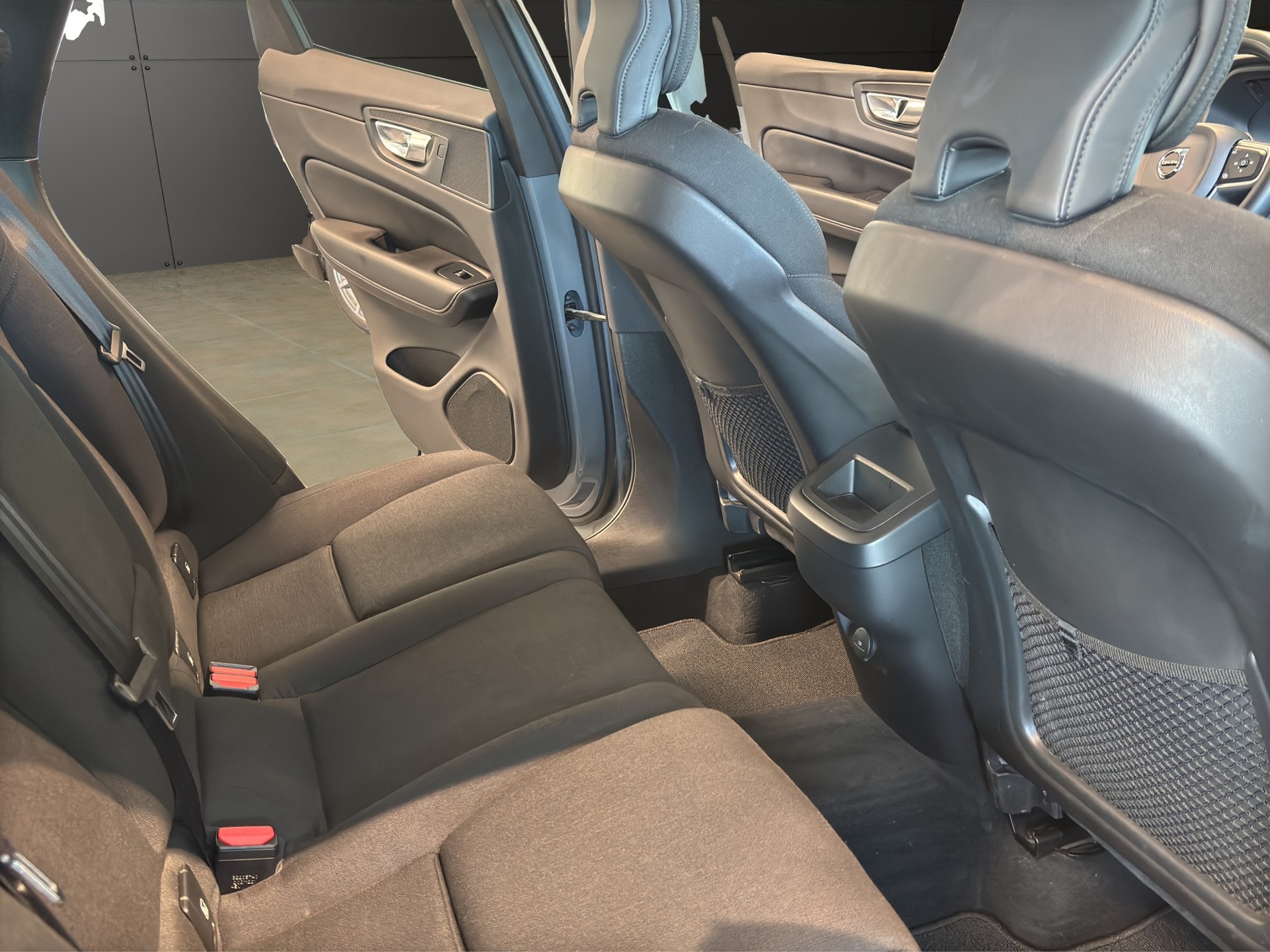 VOLVO XC60 B4 Diesel Mild Hybrid AWD Momentum Geartronic-image-24