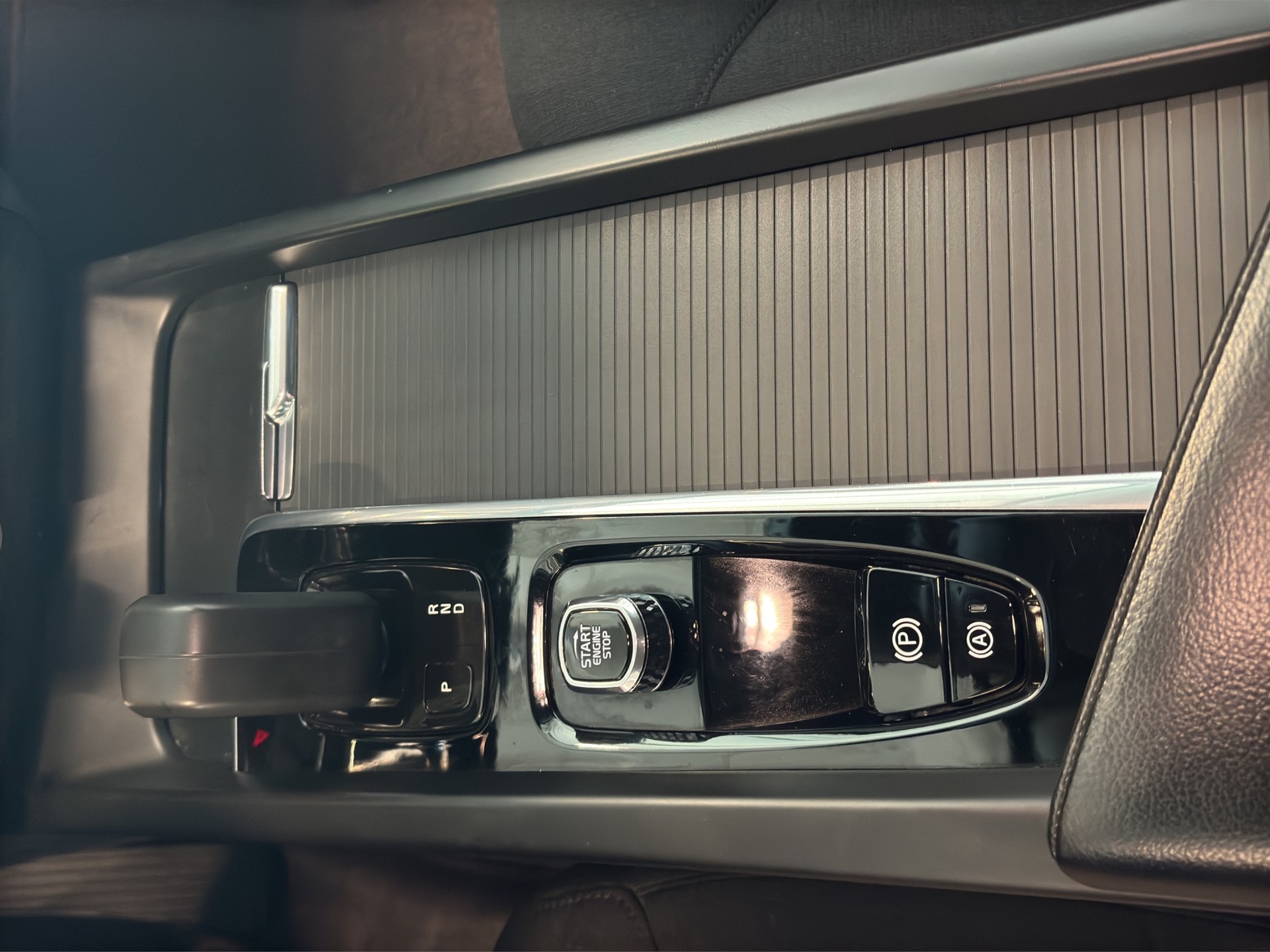 VOLVO XC60 B4 Diesel Mild Hybrid AWD Momentum Geartronic-image-21