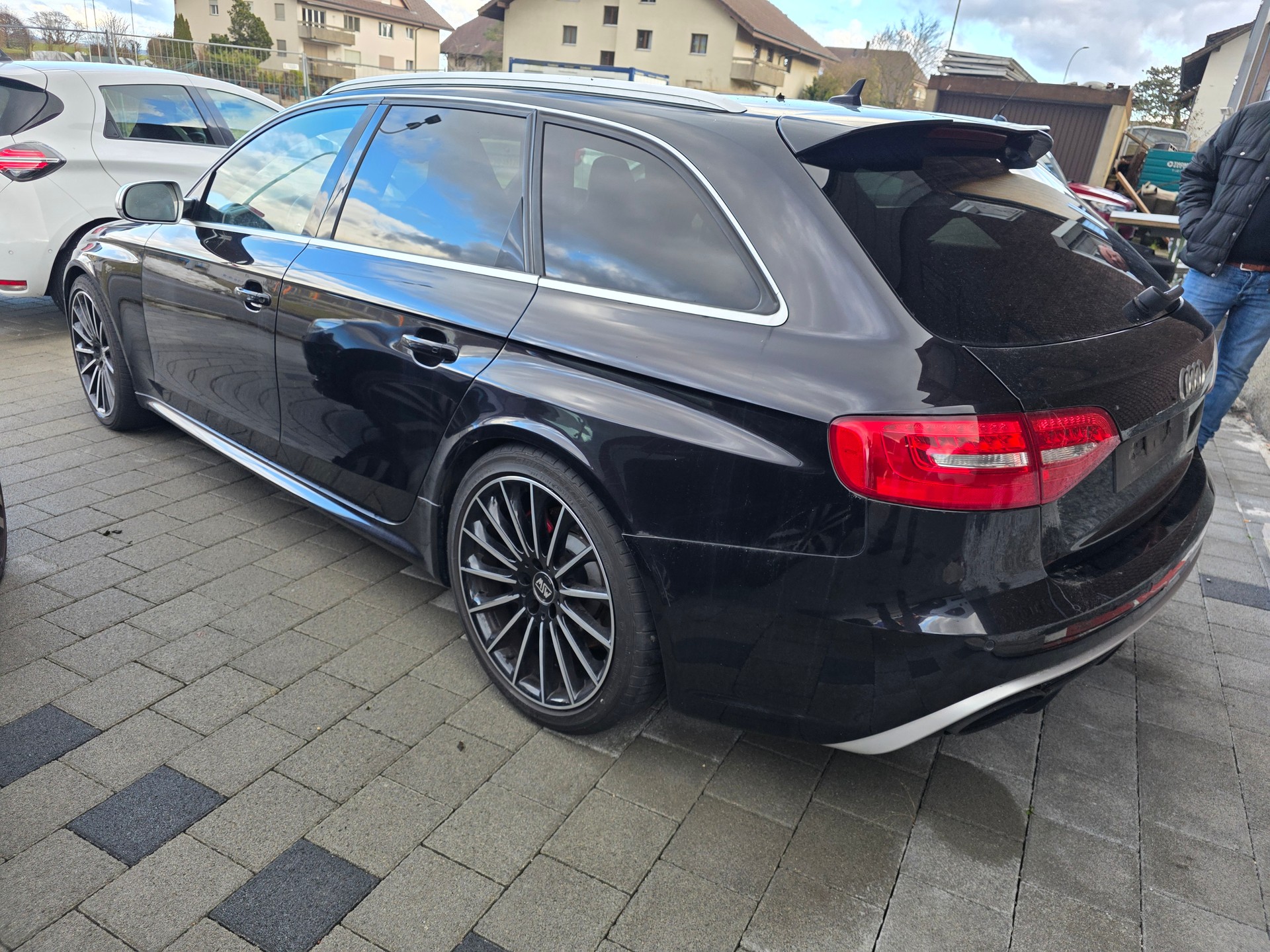 AUDI RS4 Avant 4.2 FSI V8 quattro S-tronic-image-8