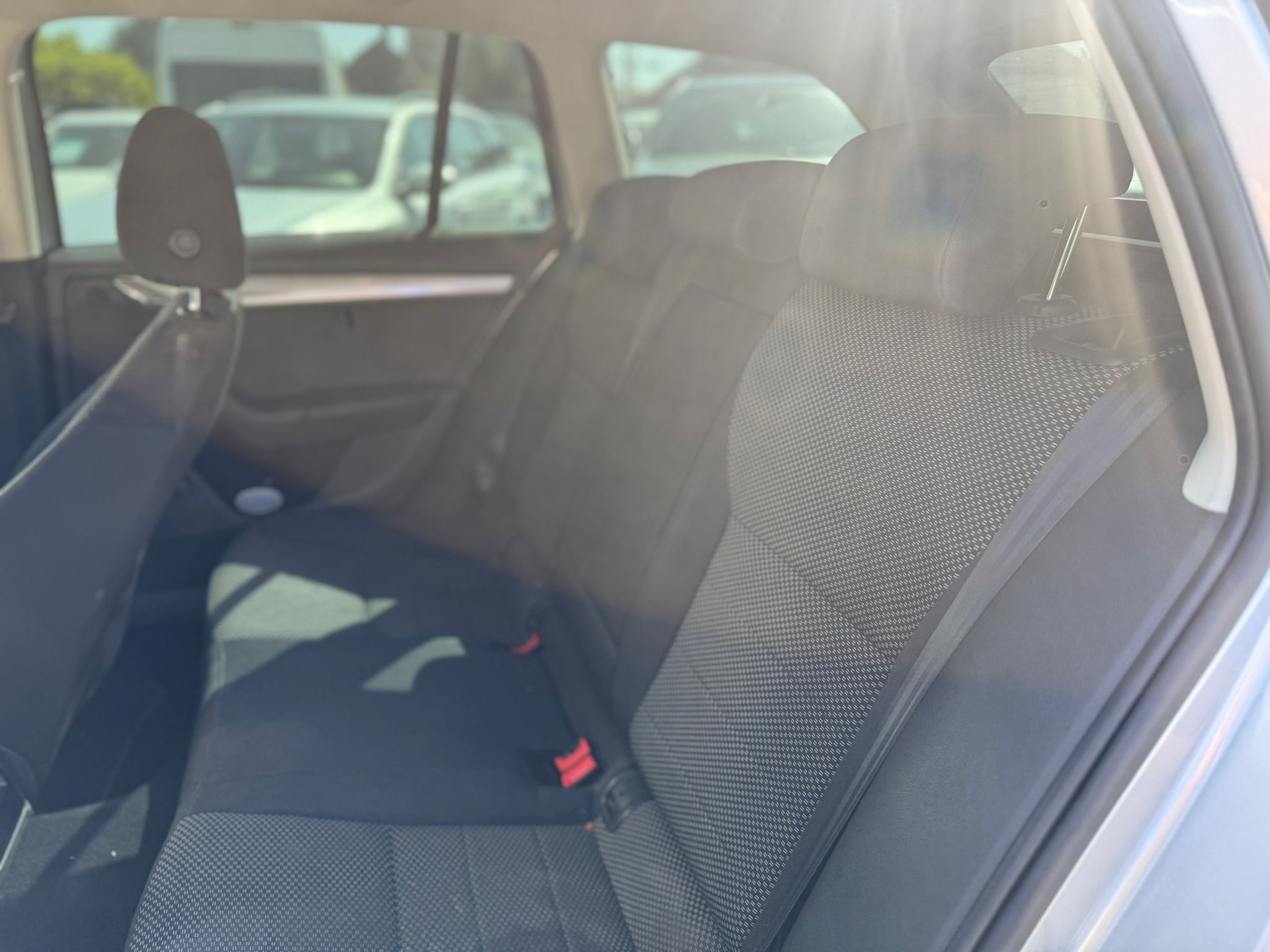 SKODA Octavia Combi 2.0 TDI Elegance DSG-image-9