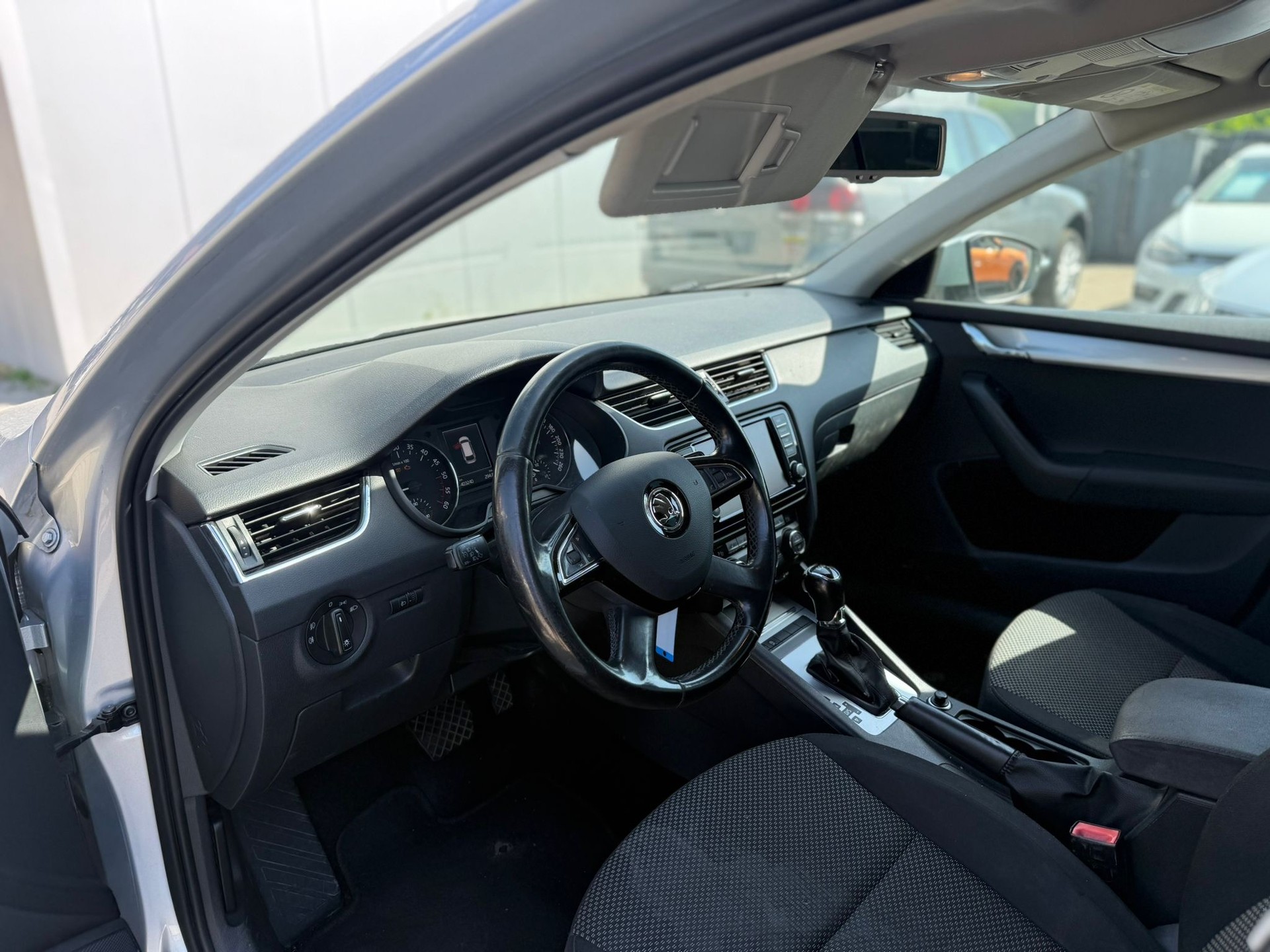 SKODA Octavia Combi 2.0 TDI Elegance DSG-image-7